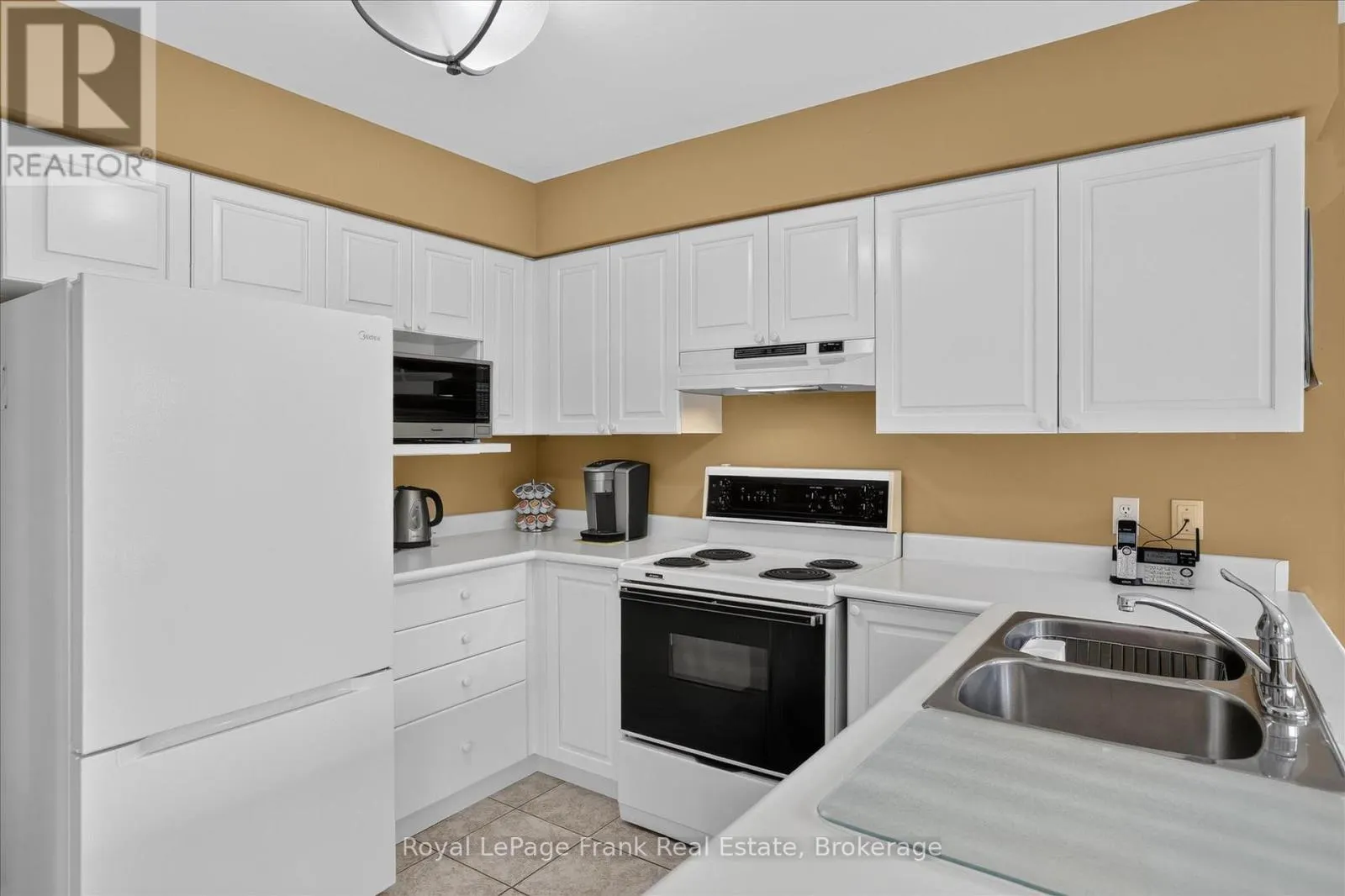 1544 GLENFOREST CRESCENT