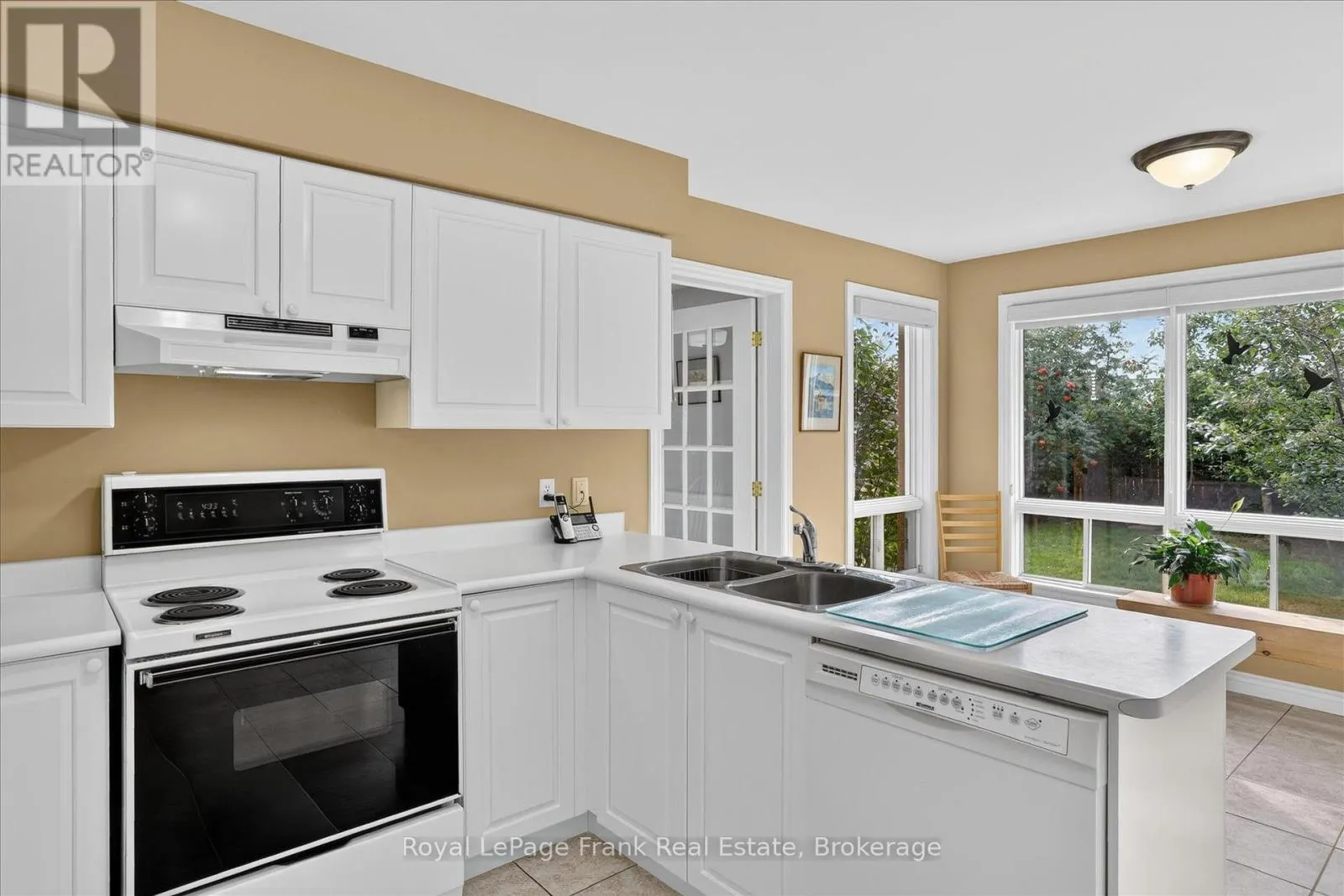 1544 GLENFOREST CRESCENT