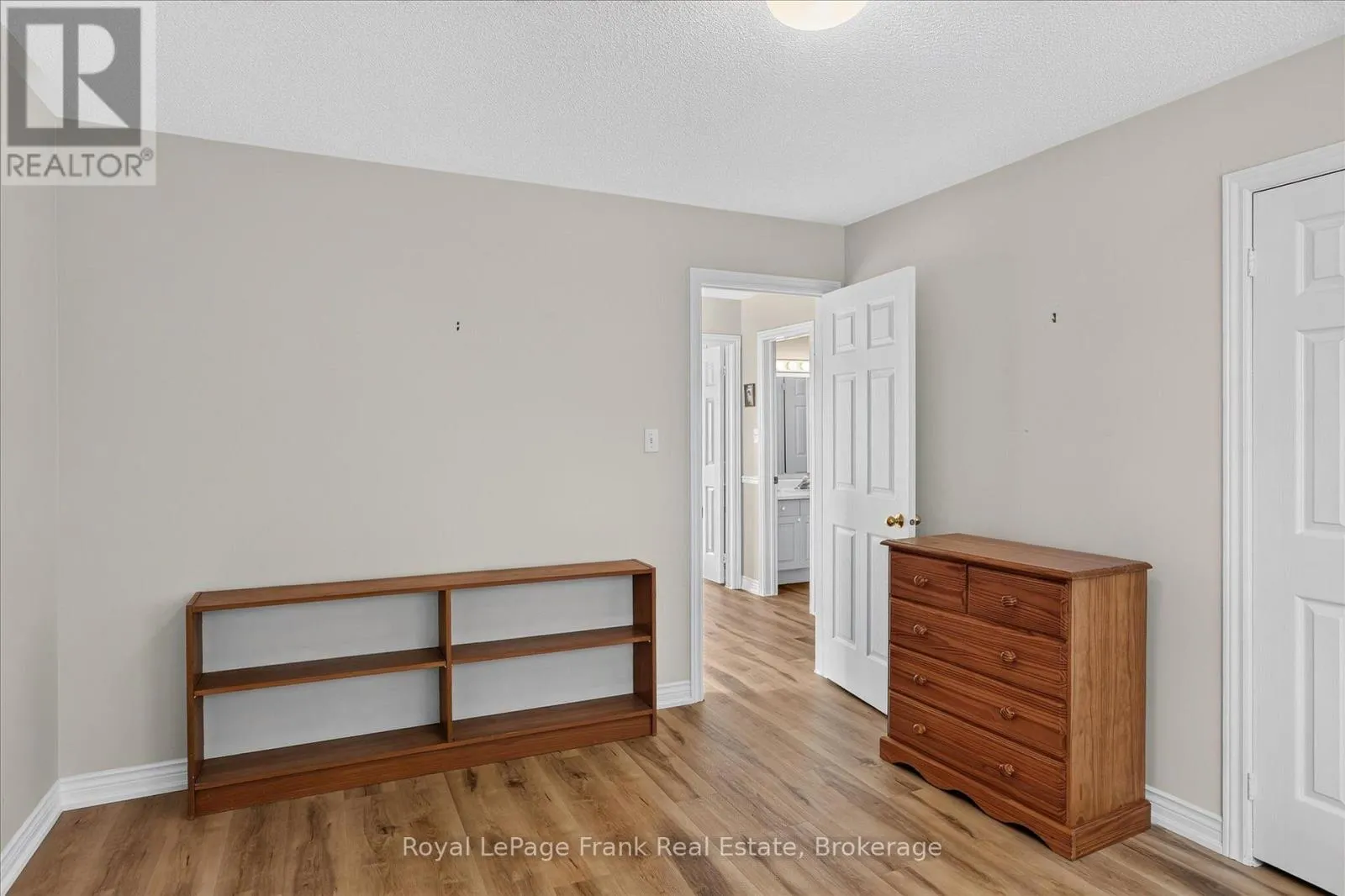 1544 GLENFOREST CRESCENT