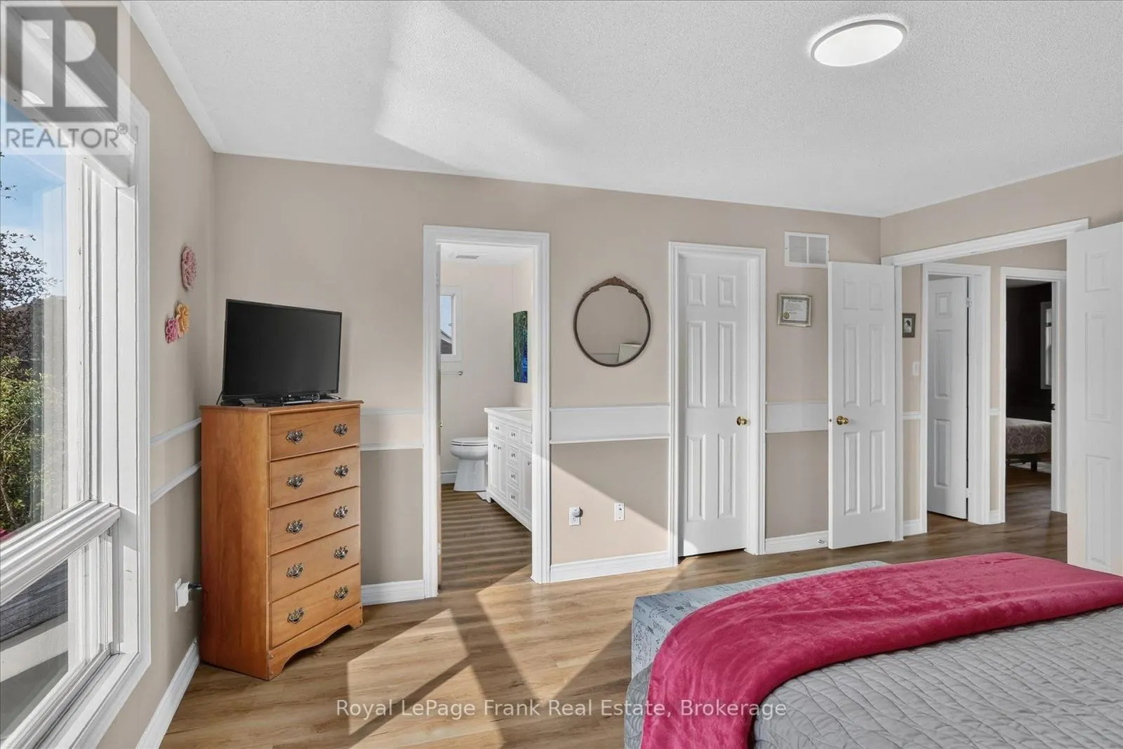 1544 GLENFOREST CRESCENT