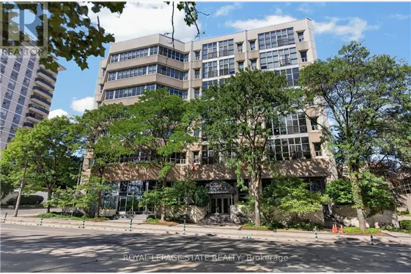 PH10 - 66 BAY STREET S