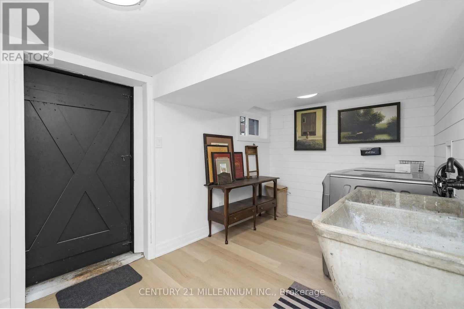 11 DUNDAS STREET W
