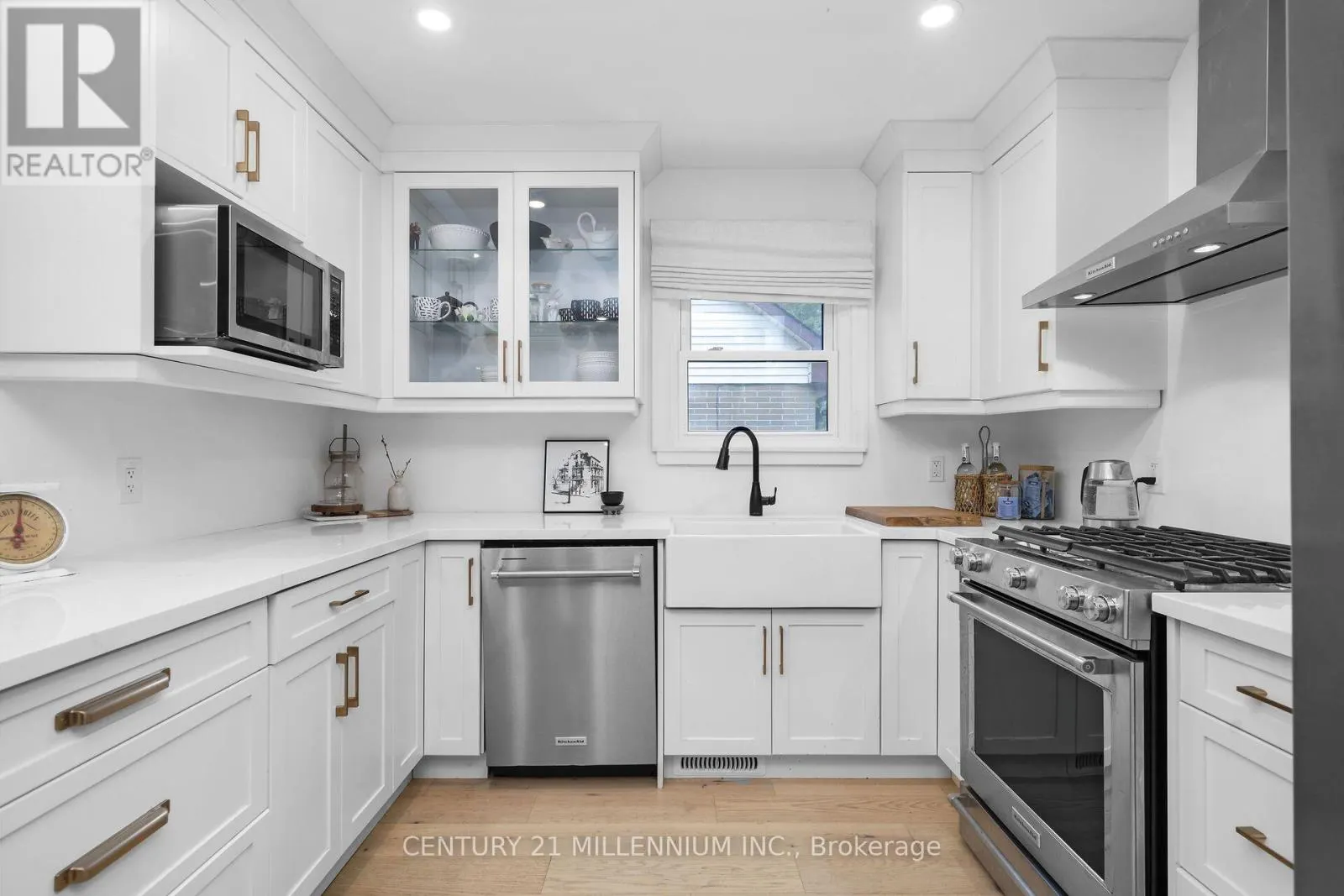 11 DUNDAS STREET W