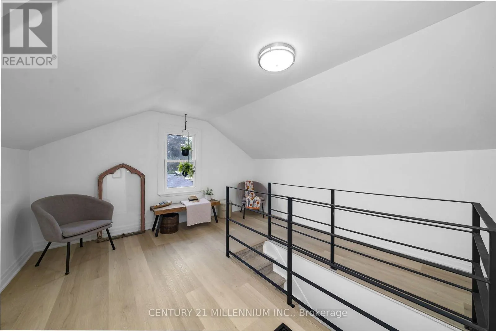 11 DUNDAS STREET W