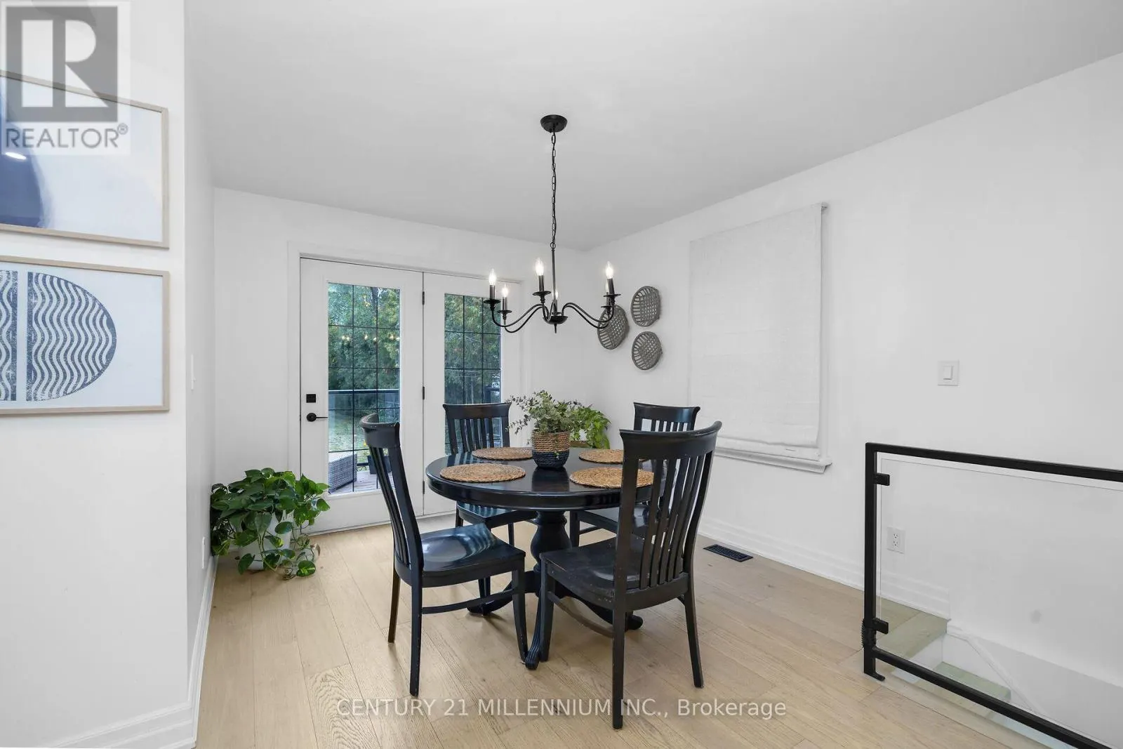 11 DUNDAS STREET W