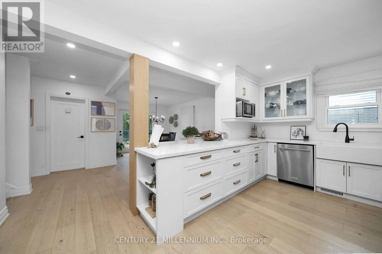 11 DUNDAS STREET W