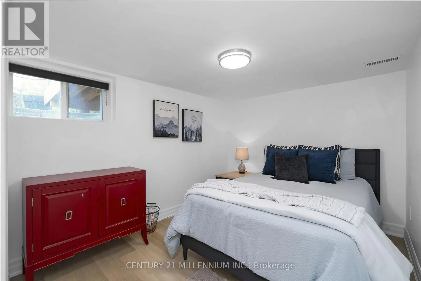11 DUNDAS STREET W
