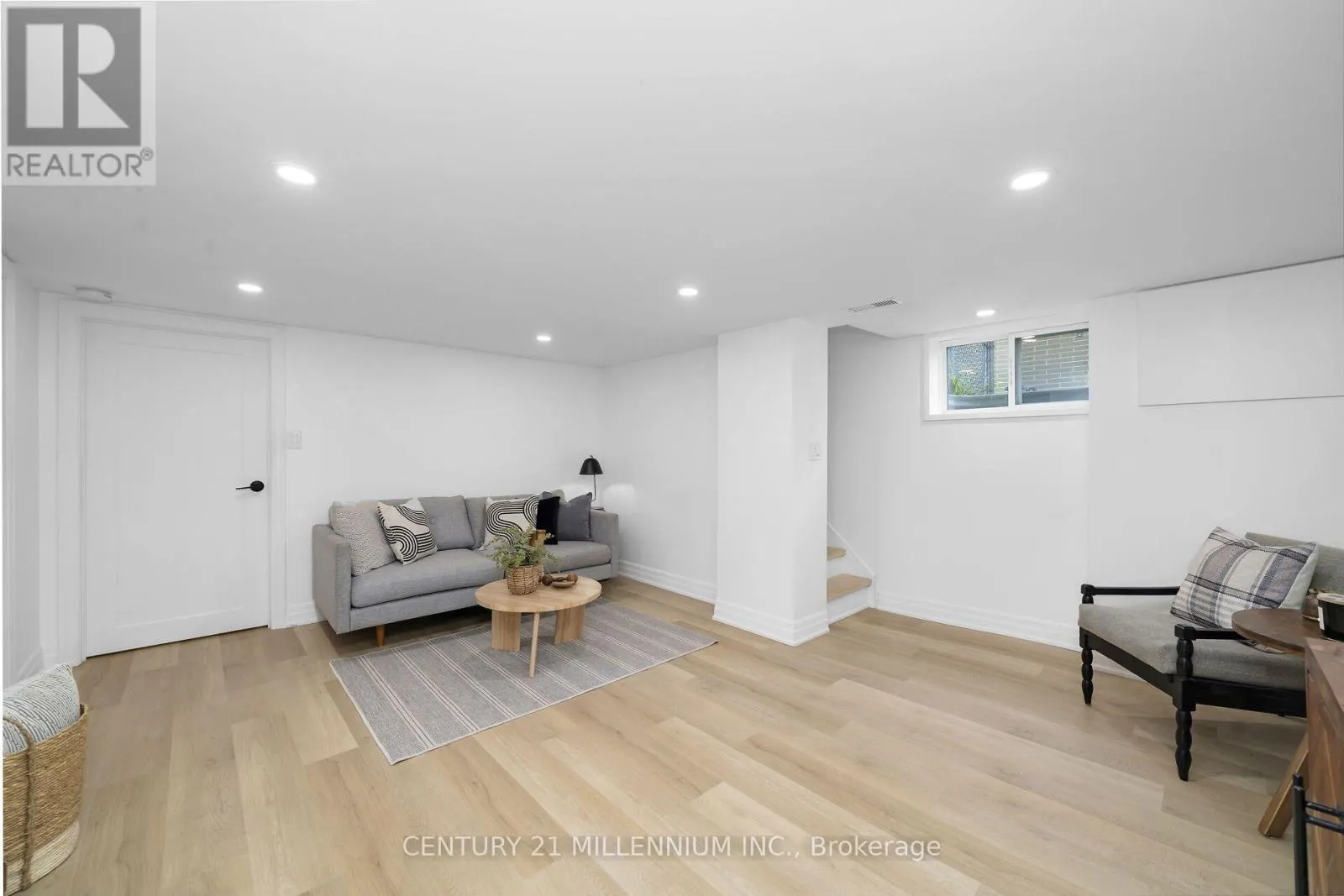 11 DUNDAS STREET W