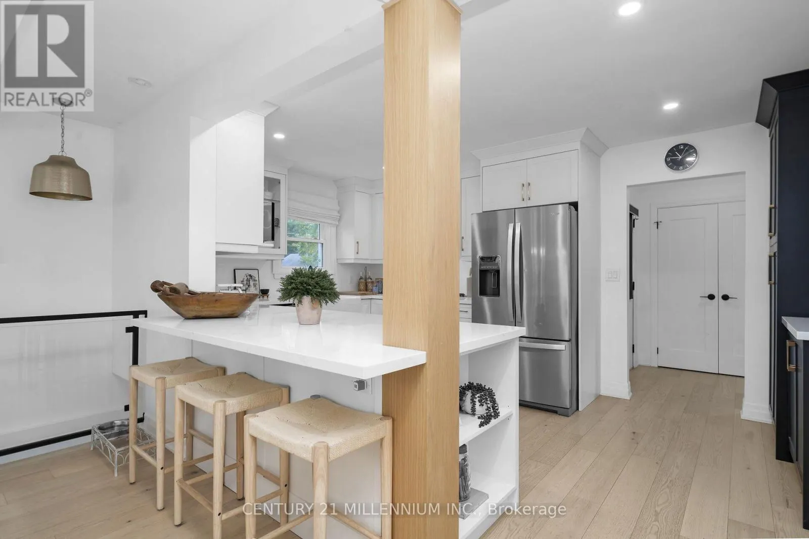 11 DUNDAS STREET W