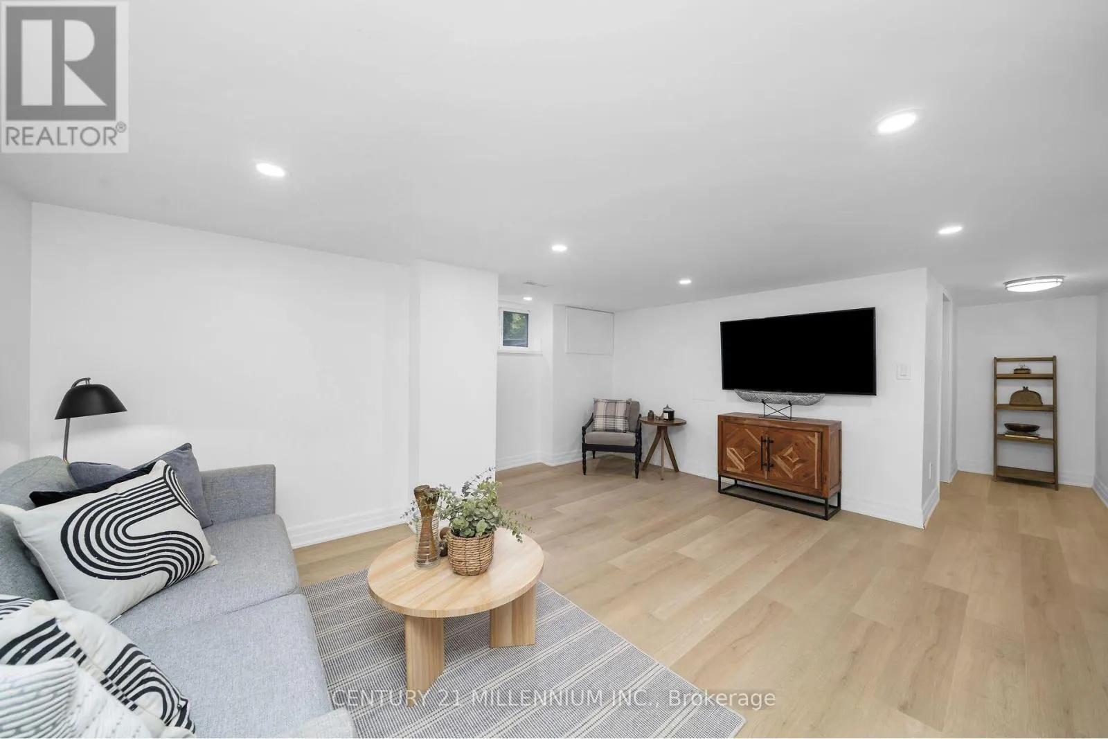 11 DUNDAS STREET W