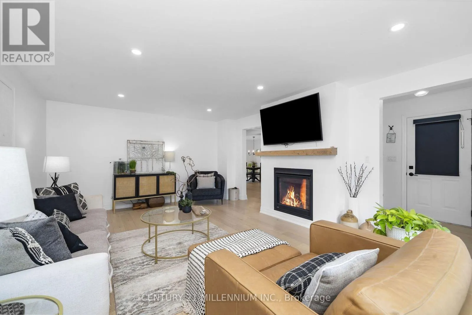11 DUNDAS STREET W
