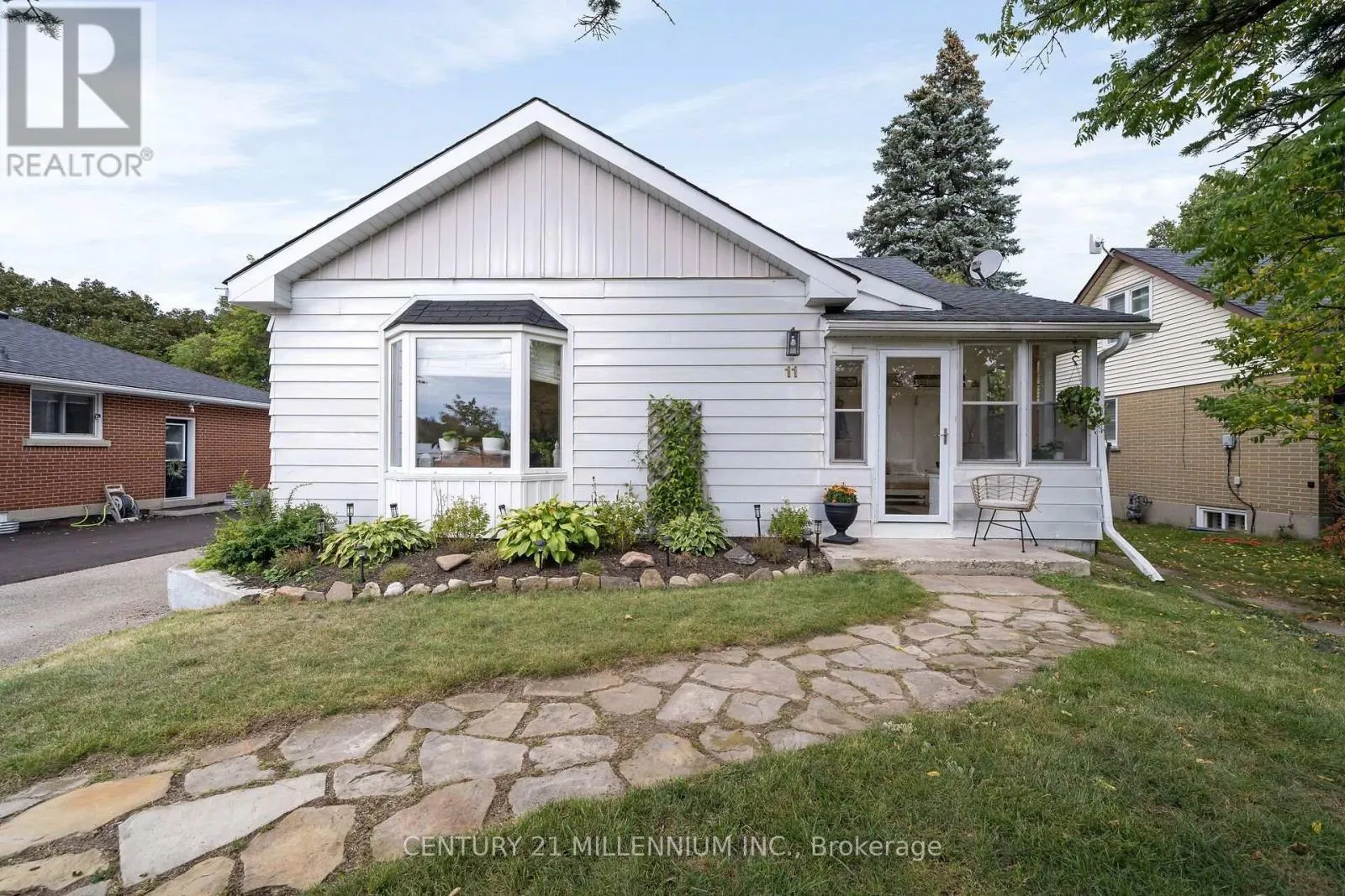11 DUNDAS STREET W
