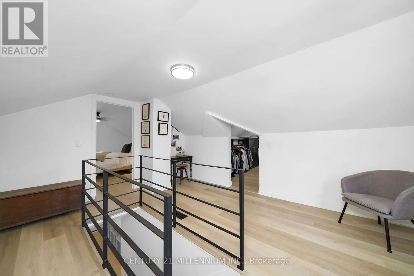 11 DUNDAS STREET W