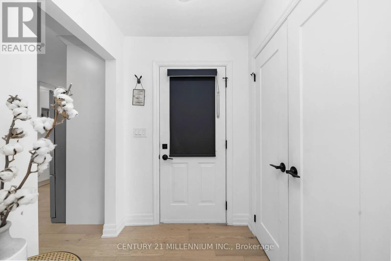 11 DUNDAS STREET W