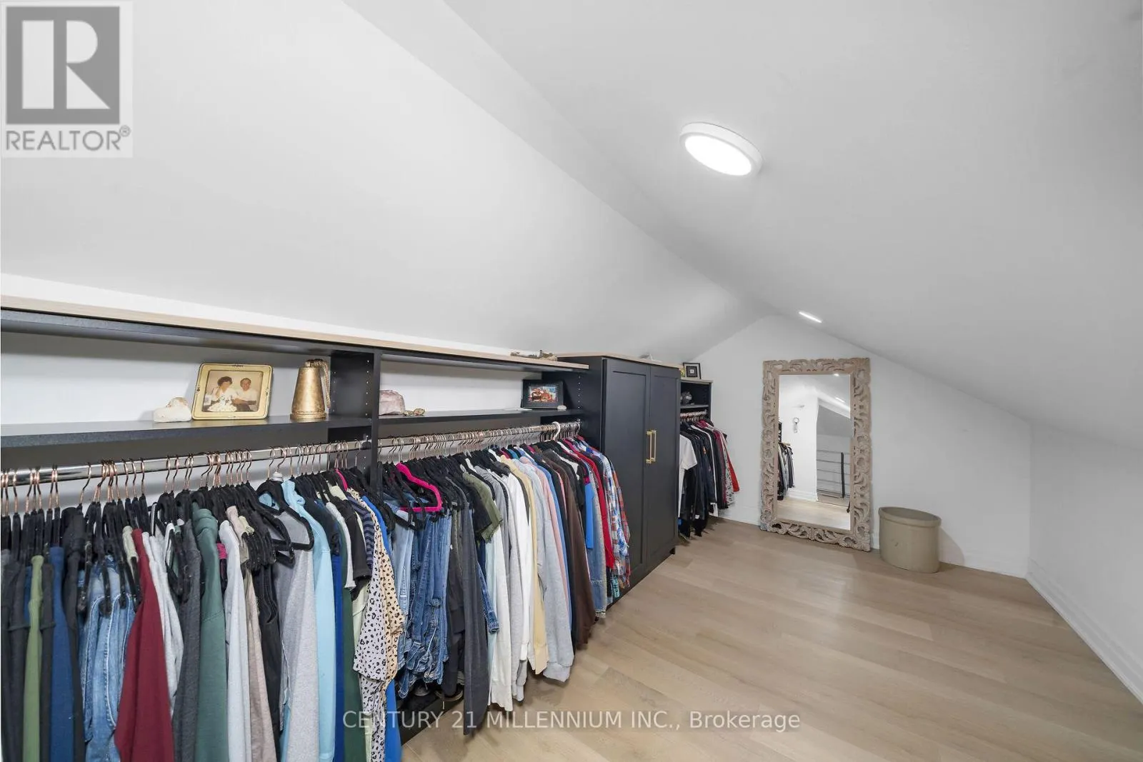 11 DUNDAS STREET W