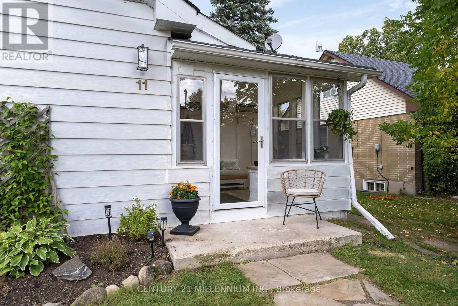 11 DUNDAS STREET W