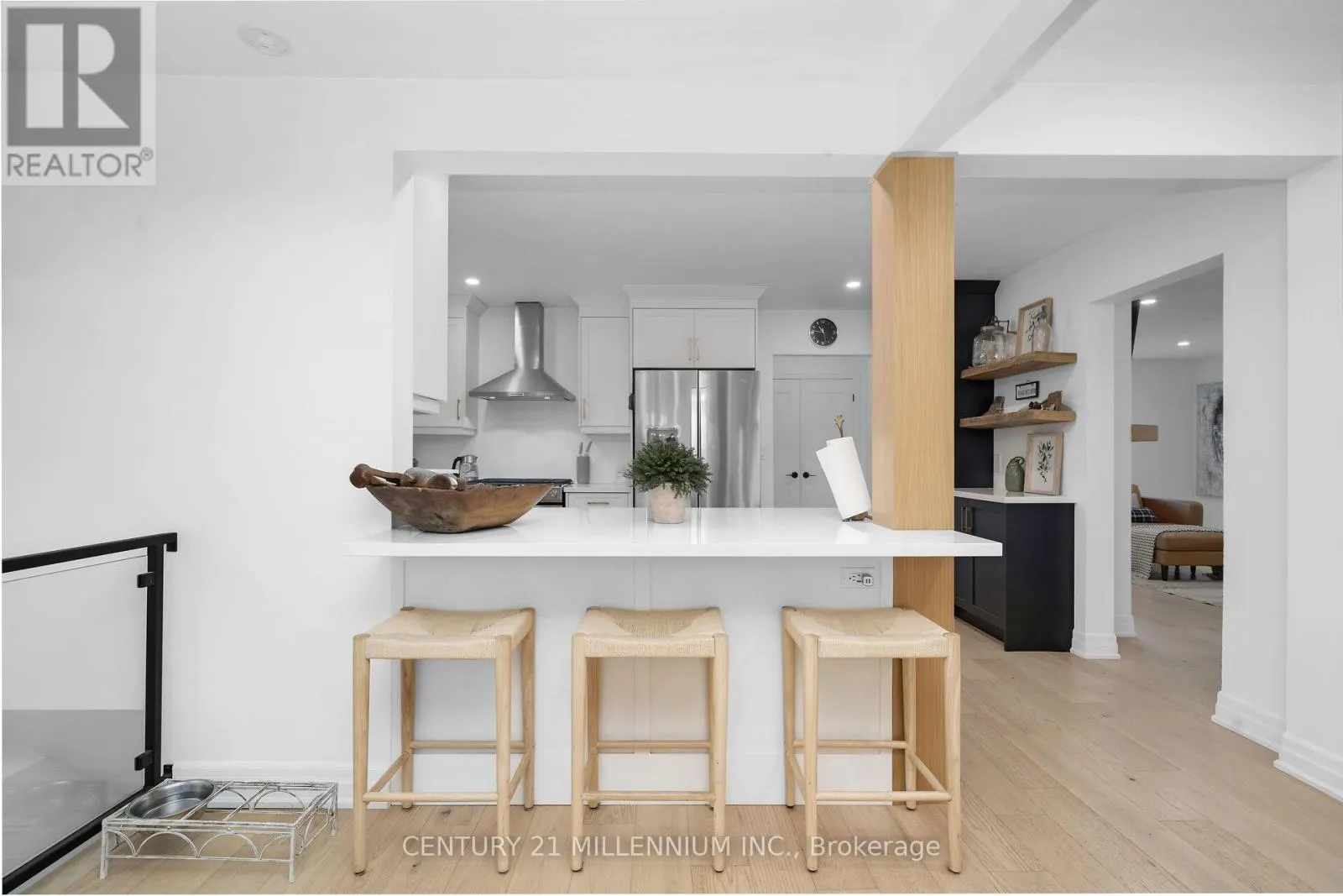 11 DUNDAS STREET W