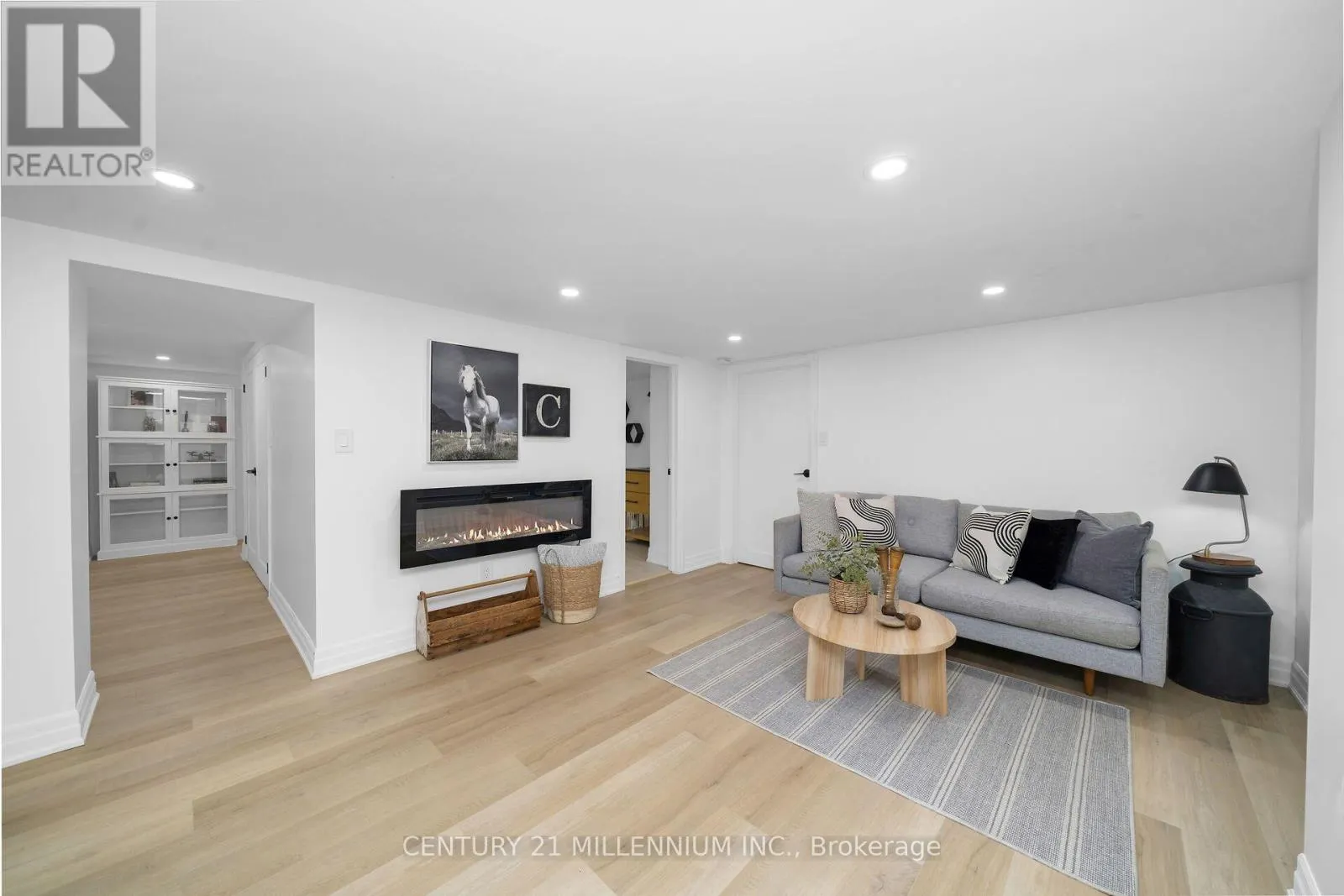 11 DUNDAS STREET W