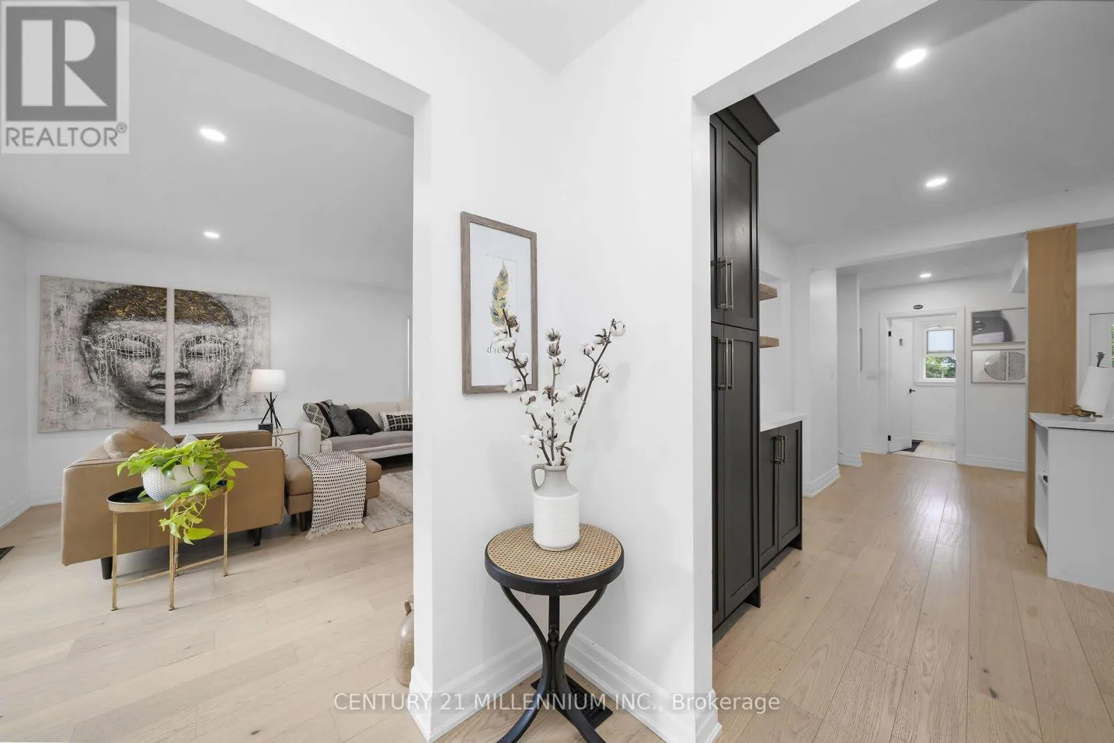 11 DUNDAS STREET W