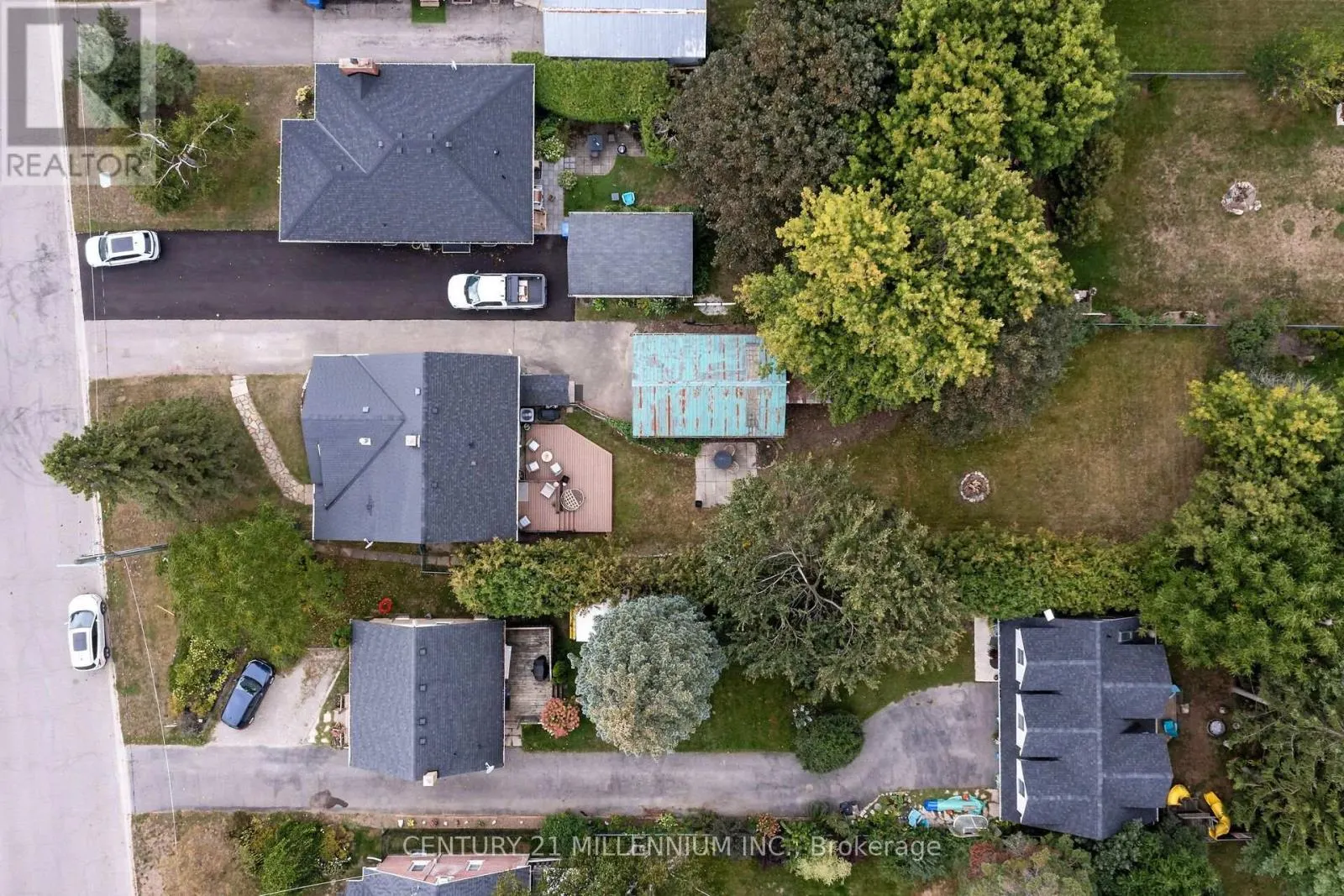 11 DUNDAS STREET W