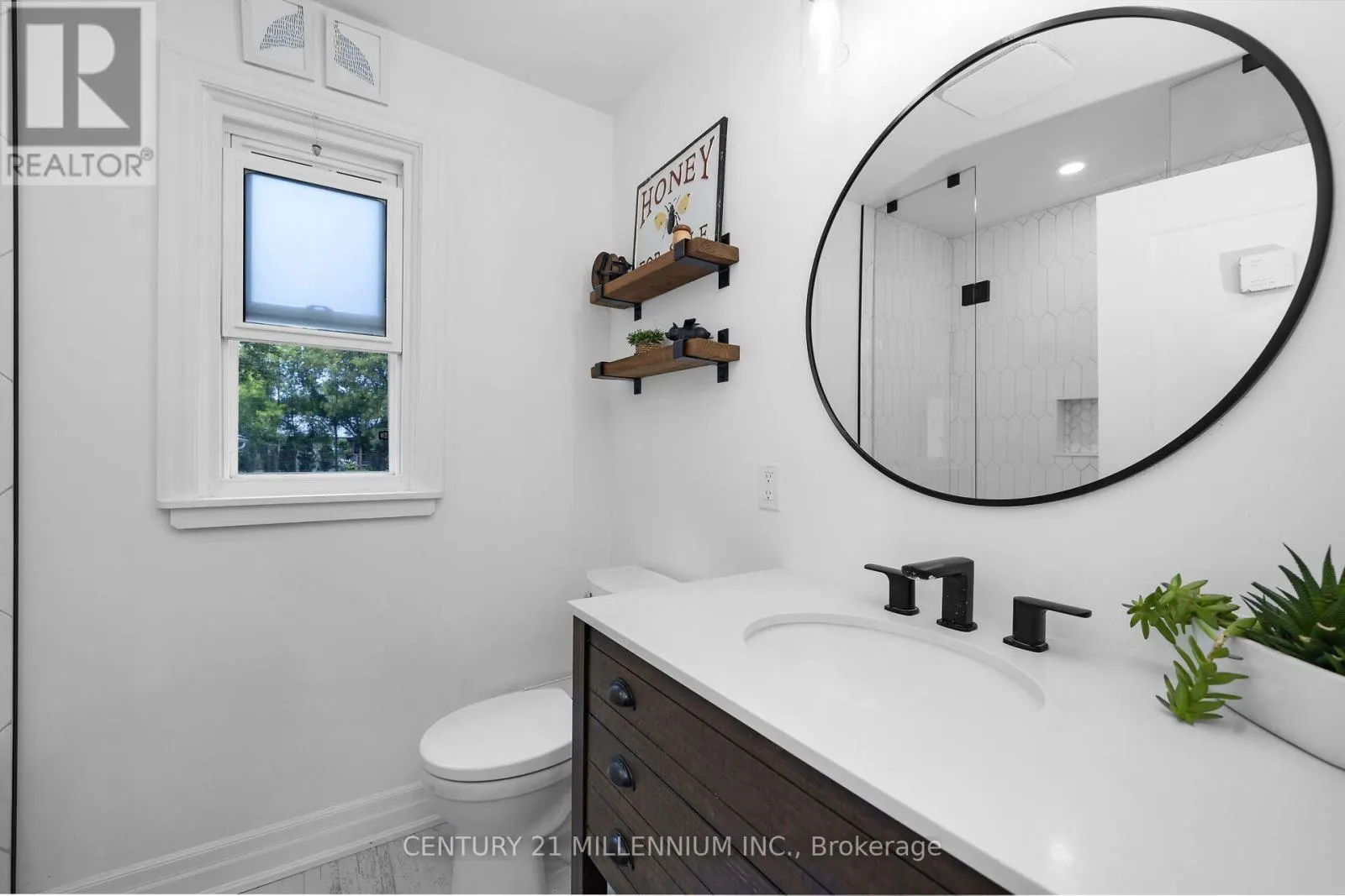 11 DUNDAS STREET W