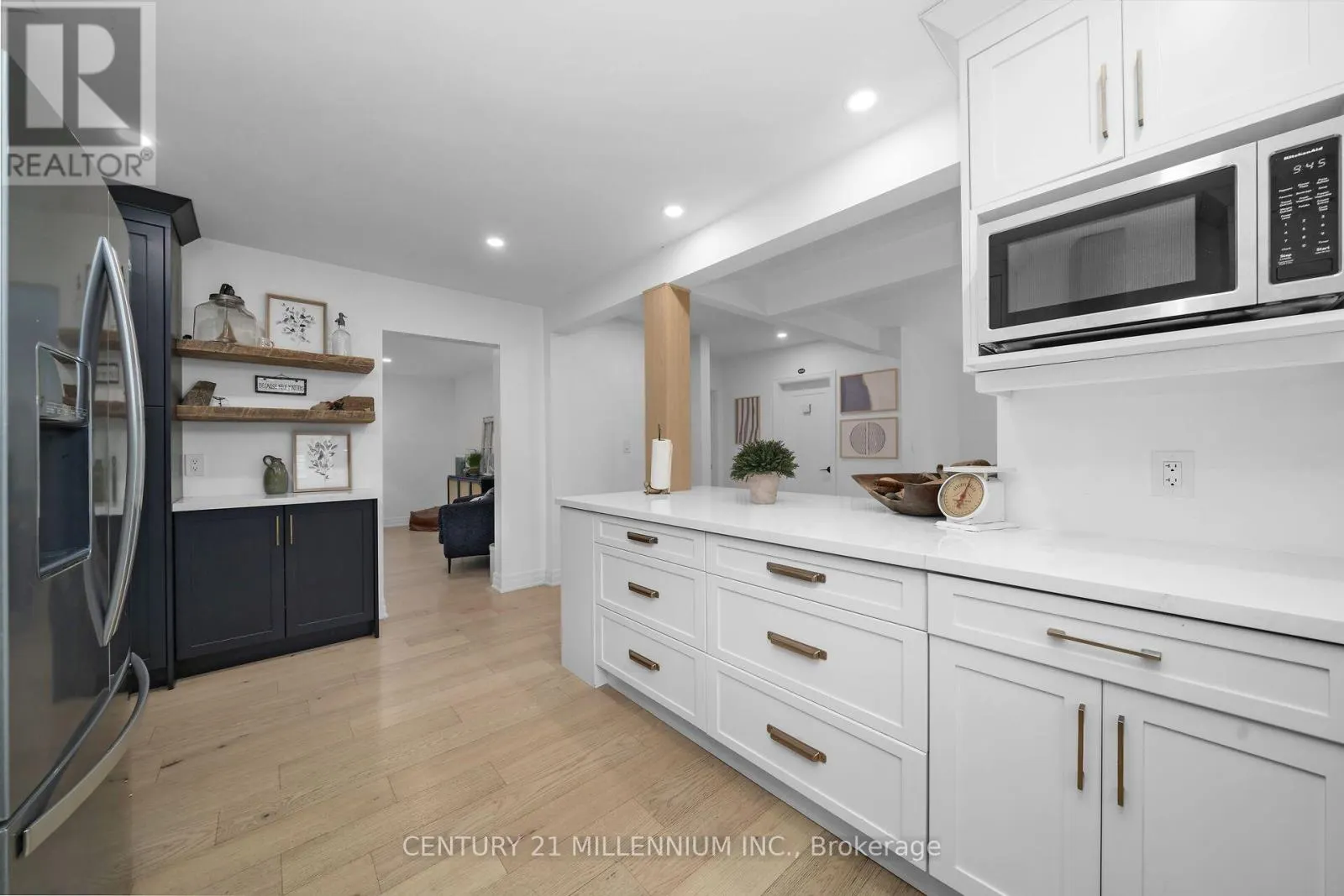 11 DUNDAS STREET W