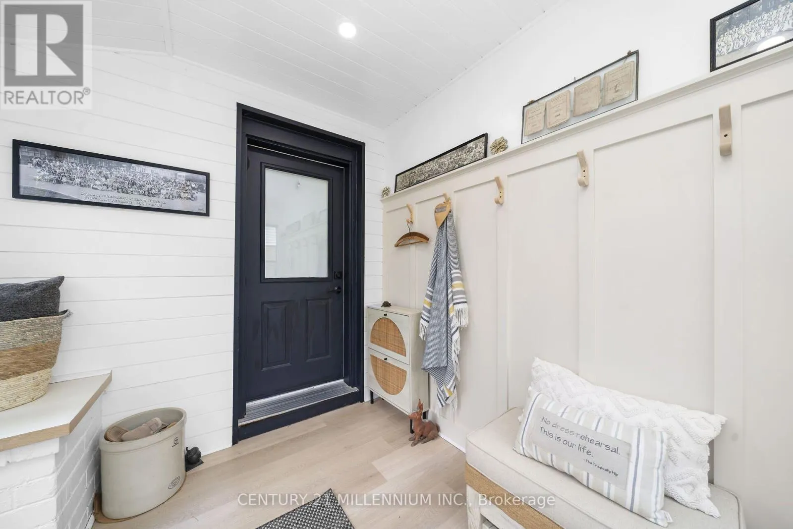 11 DUNDAS STREET W