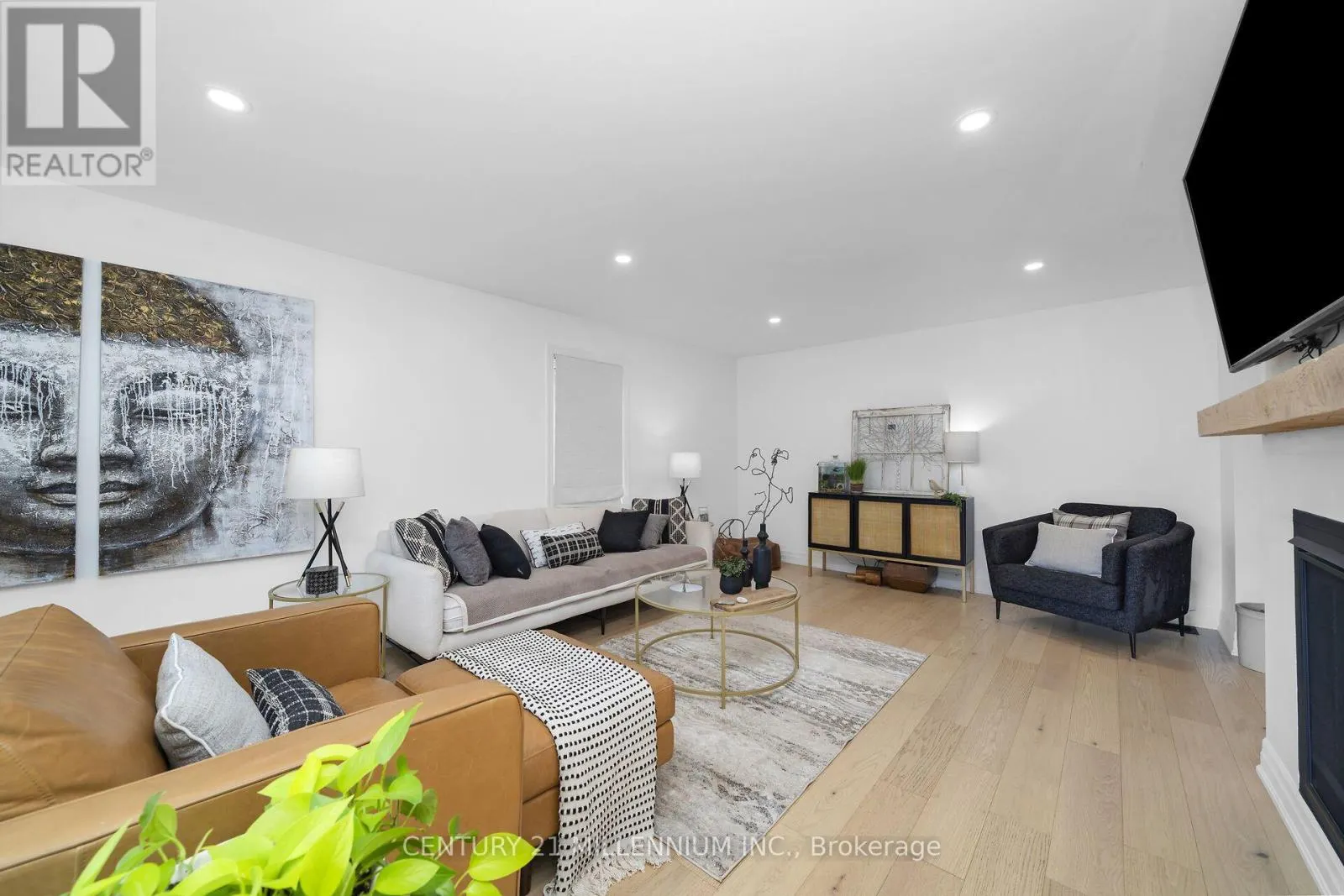 11 DUNDAS STREET W