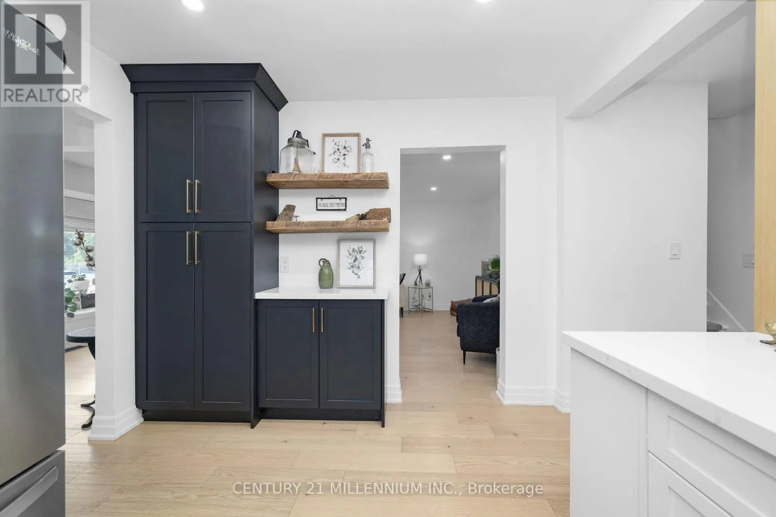 11 DUNDAS STREET W