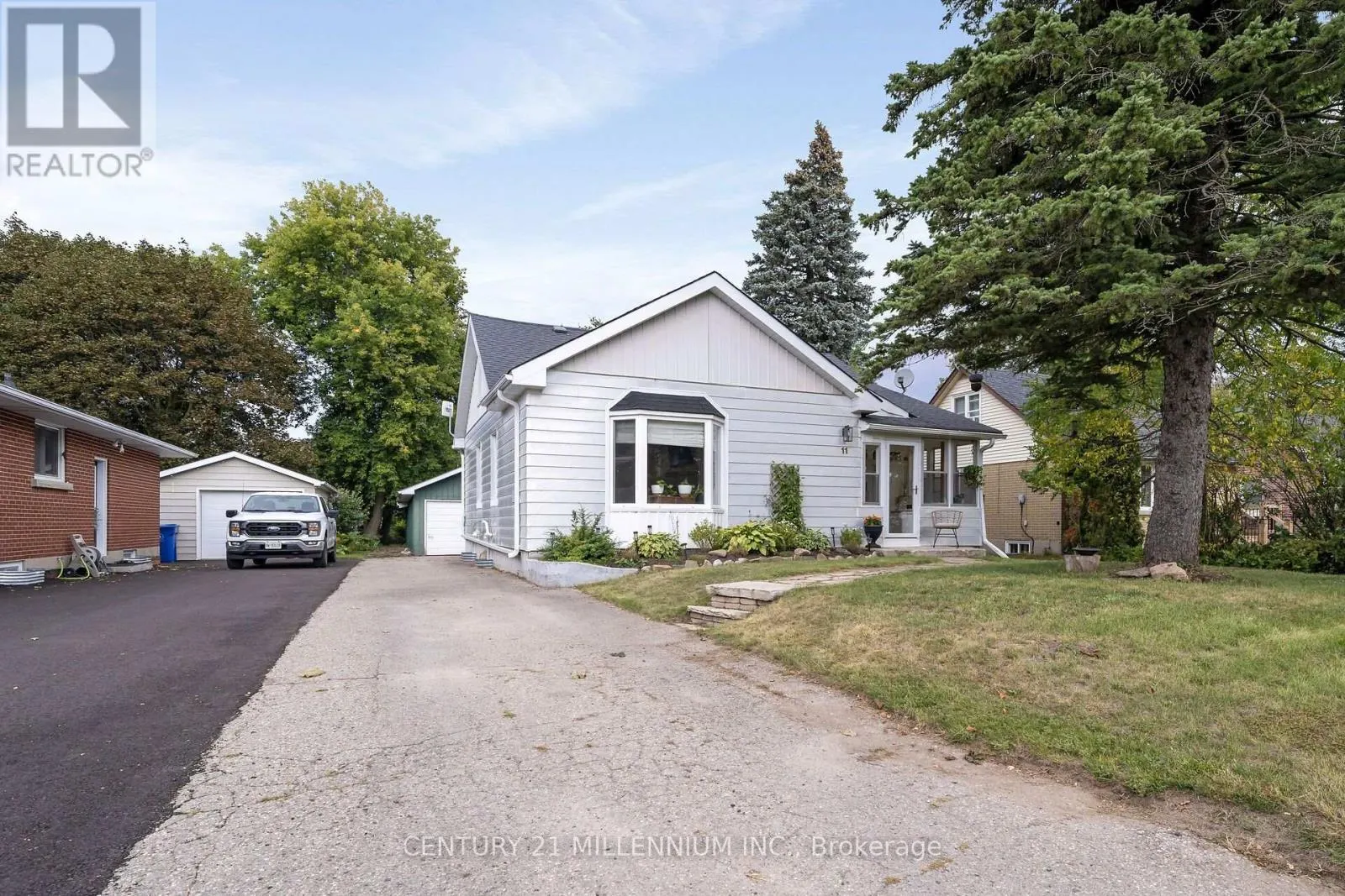 11 DUNDAS STREET W
