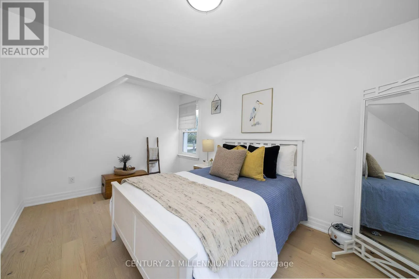 11 DUNDAS STREET W