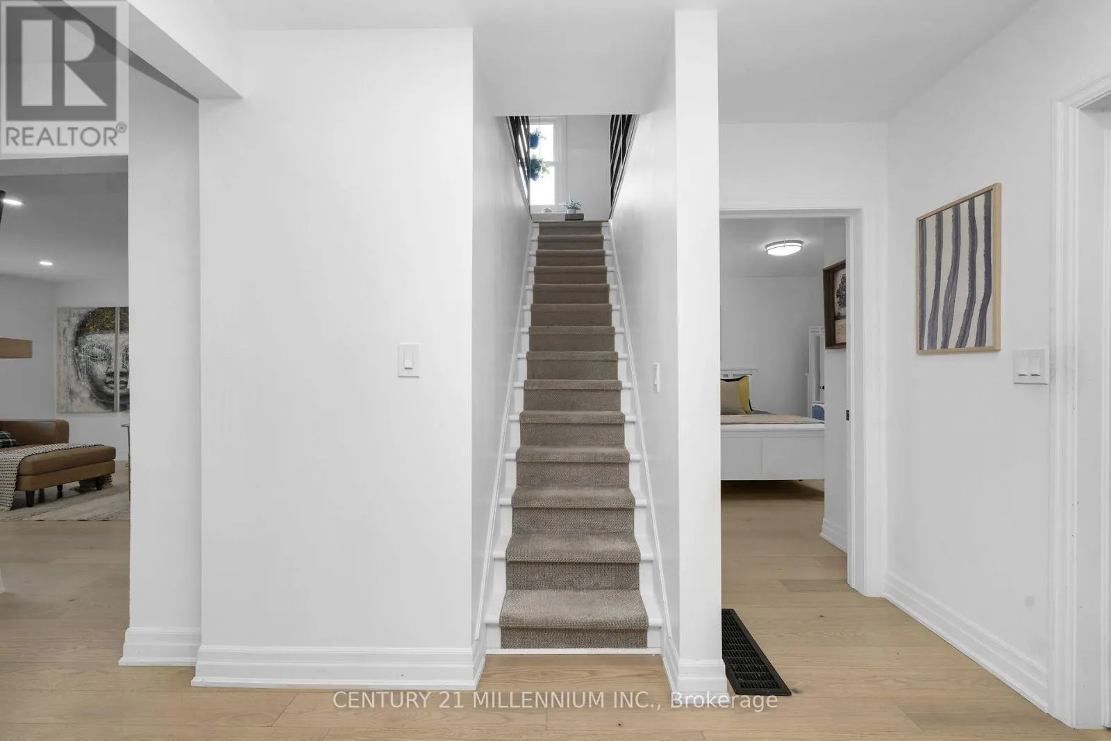 11 DUNDAS STREET W
