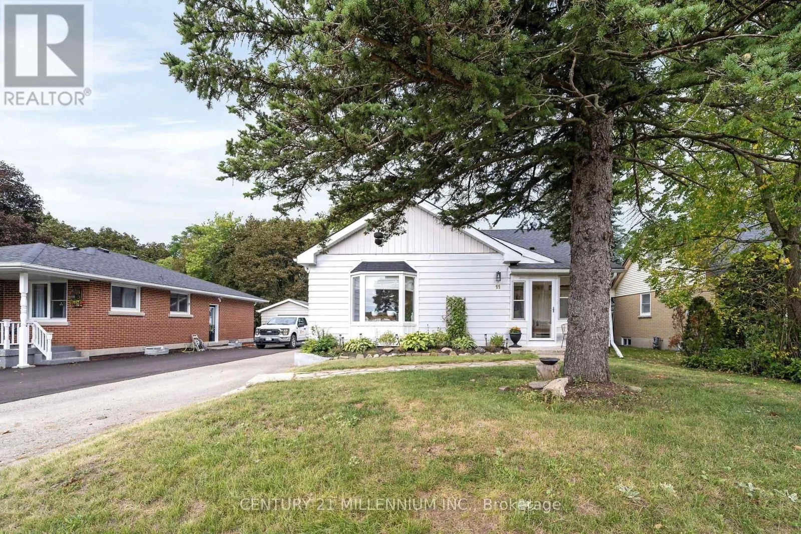 11 DUNDAS STREET W