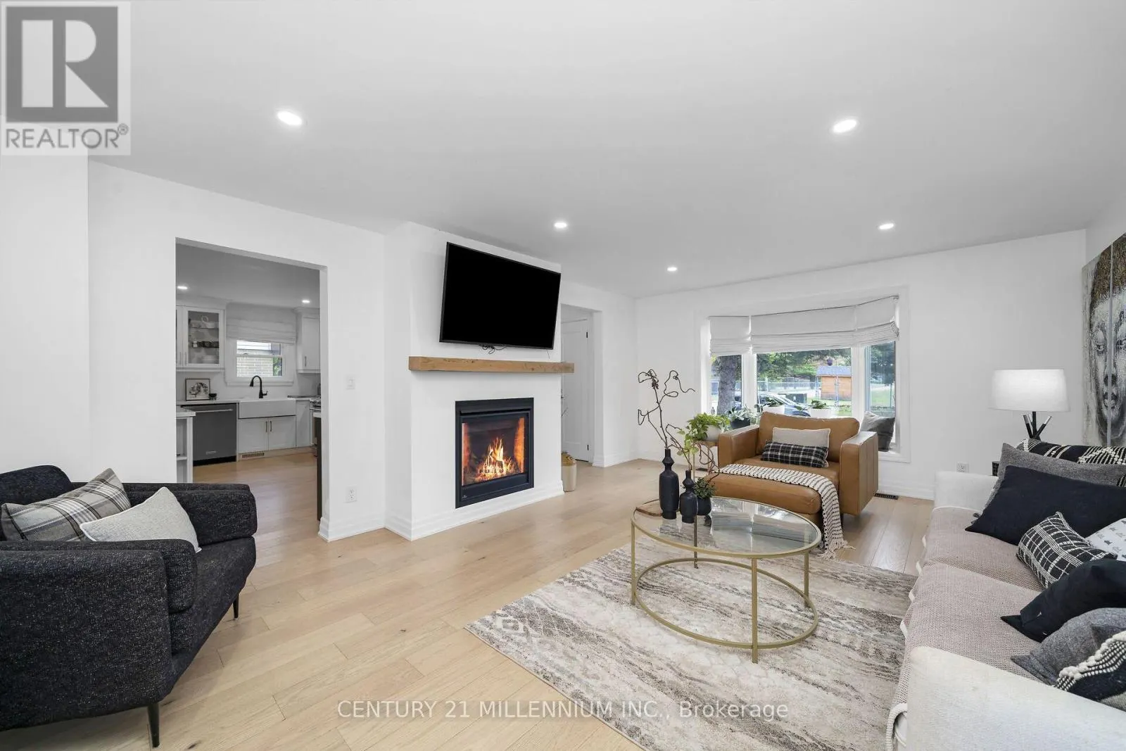 11 DUNDAS STREET W