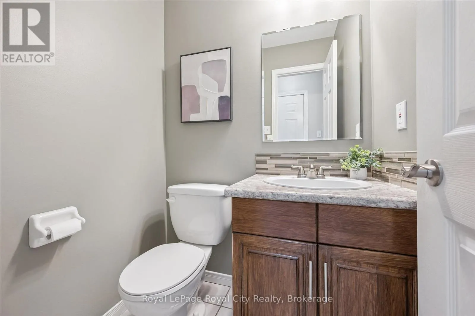 27 OAKRIDGE CRESCENT
