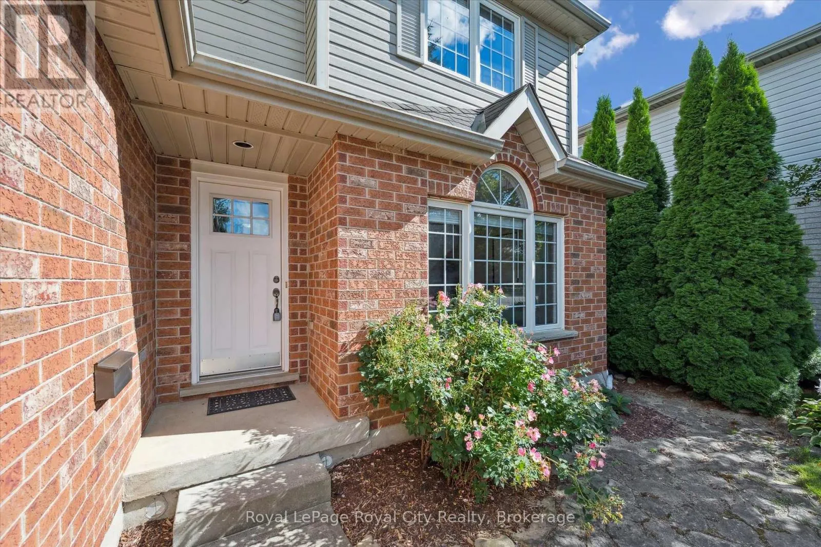27 OAKRIDGE CRESCENT