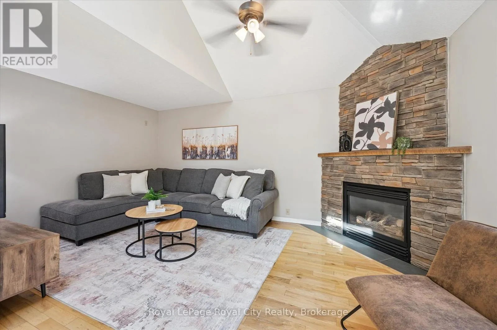 27 OAKRIDGE CRESCENT