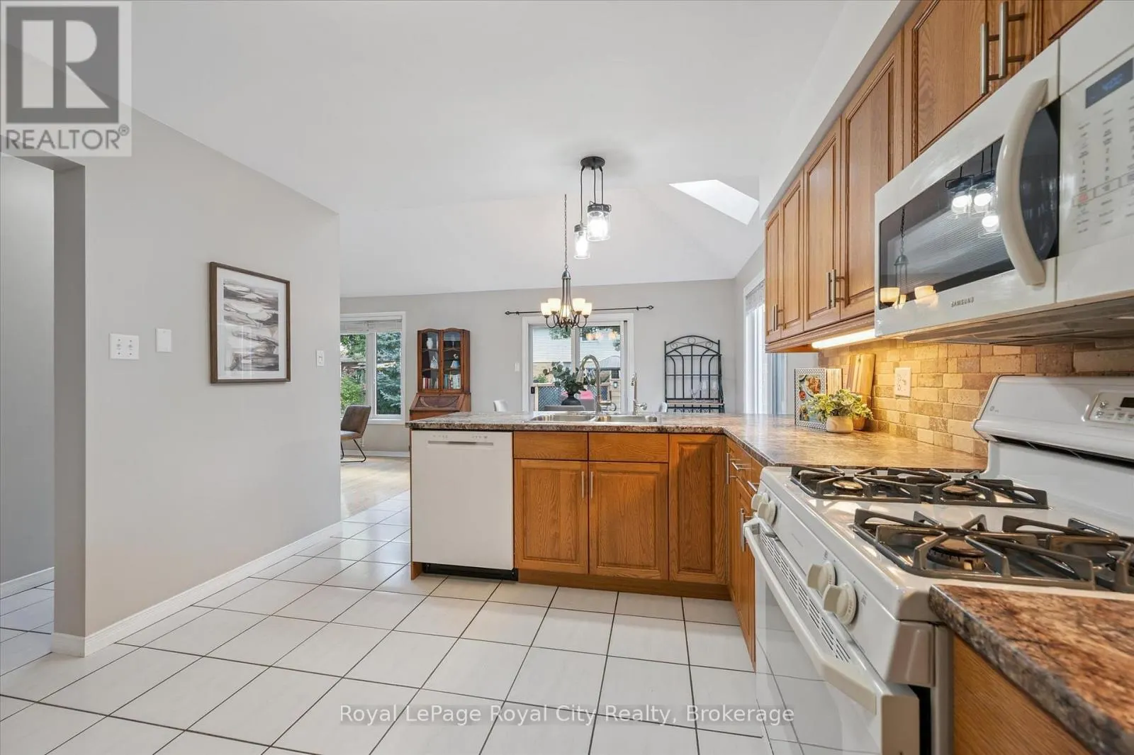 27 OAKRIDGE CRESCENT