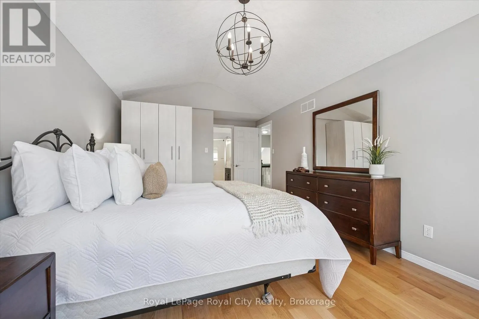 27 OAKRIDGE CRESCENT