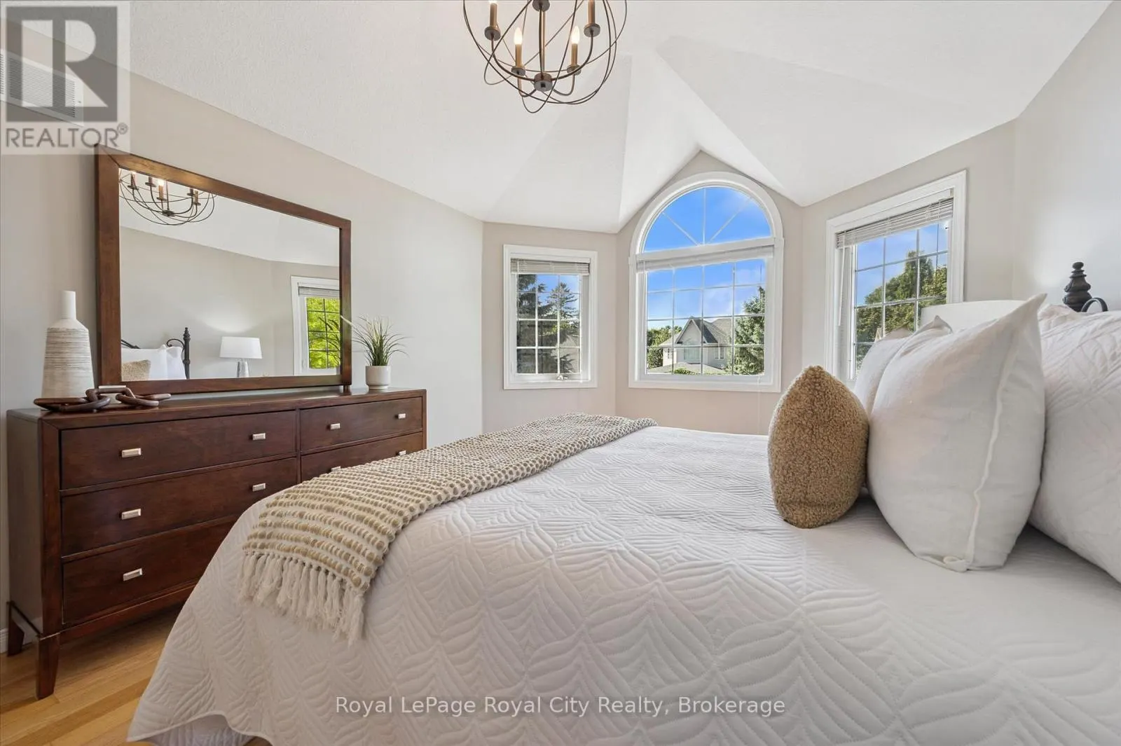 27 OAKRIDGE CRESCENT
