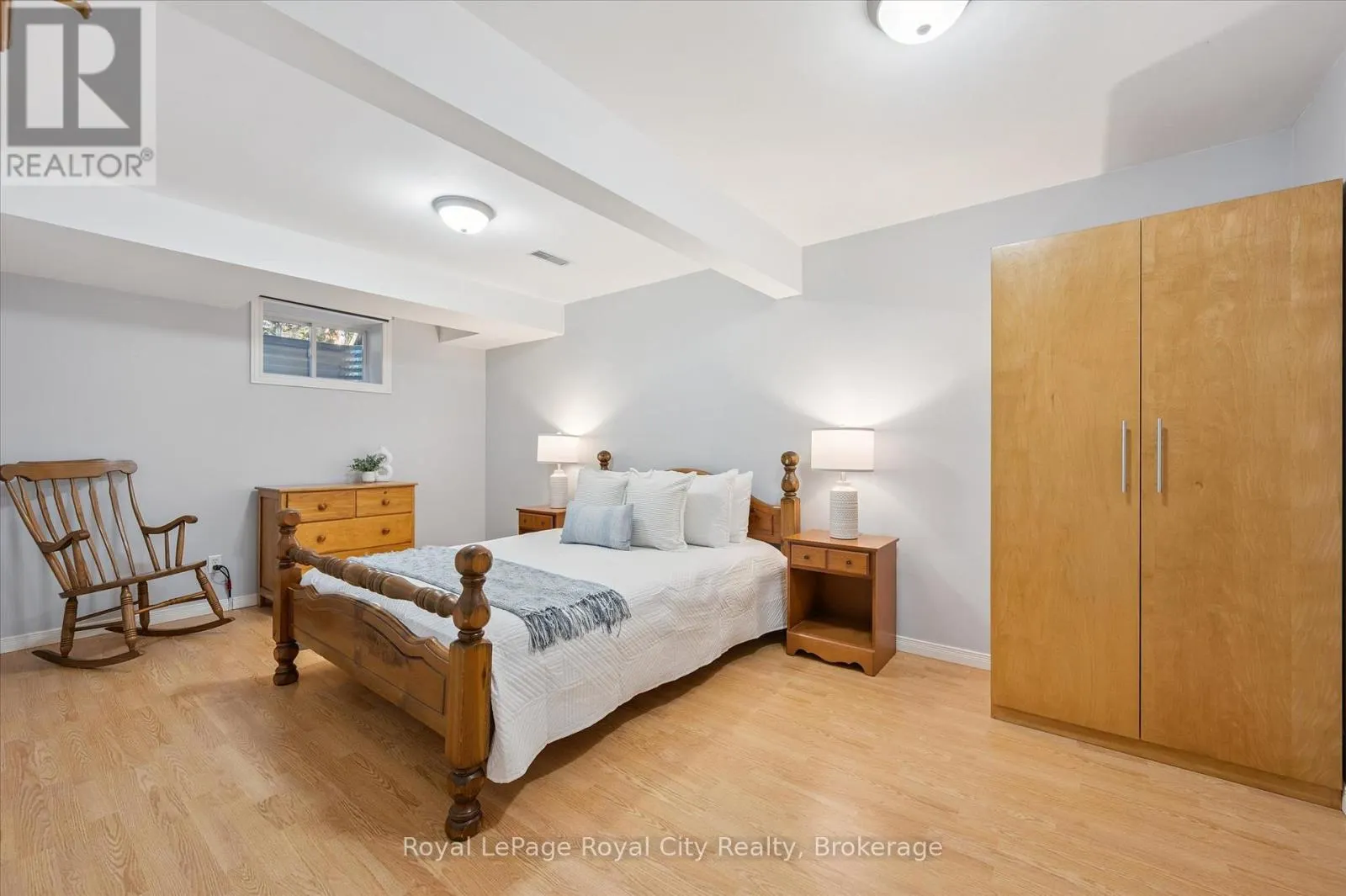 27 OAKRIDGE CRESCENT