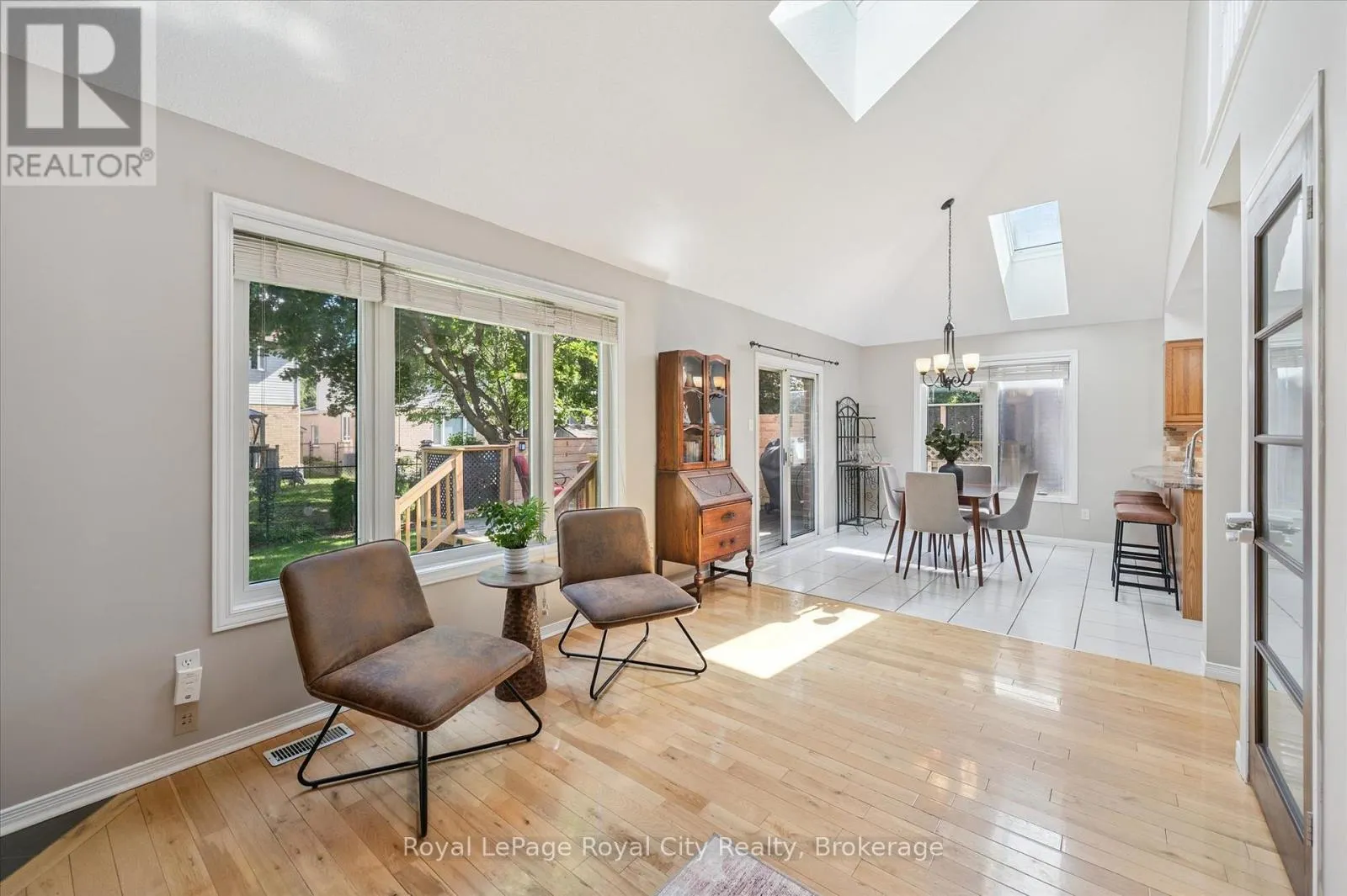 27 OAKRIDGE CRESCENT