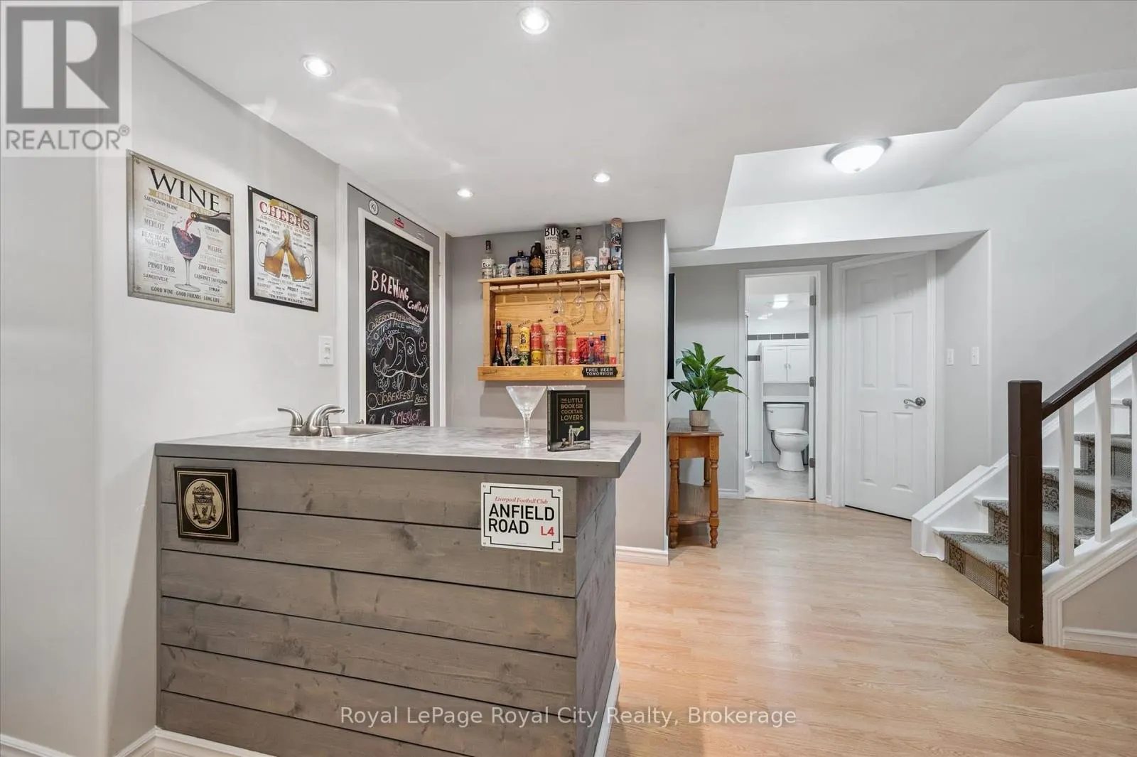 27 OAKRIDGE CRESCENT