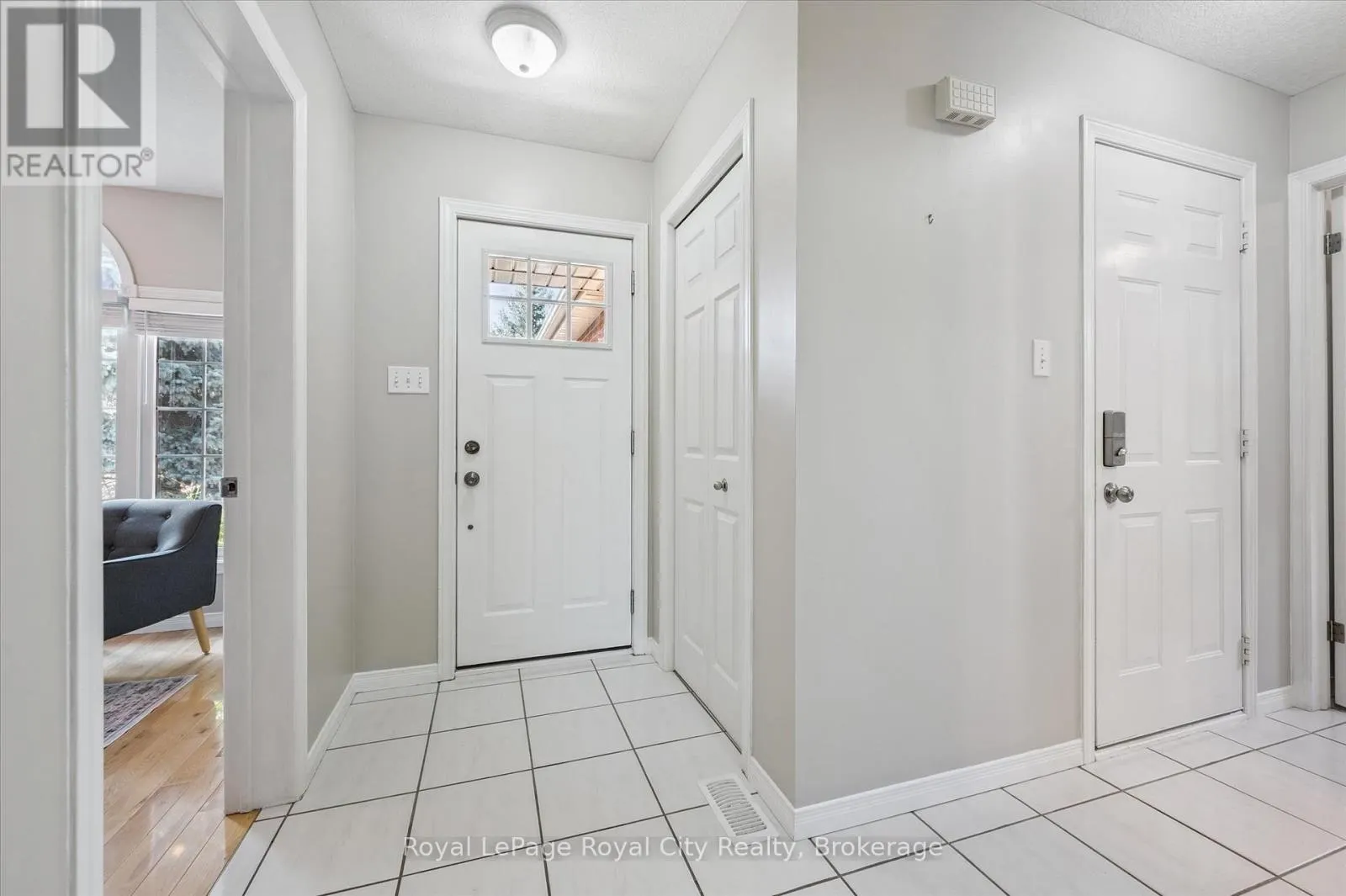 27 OAKRIDGE CRESCENT