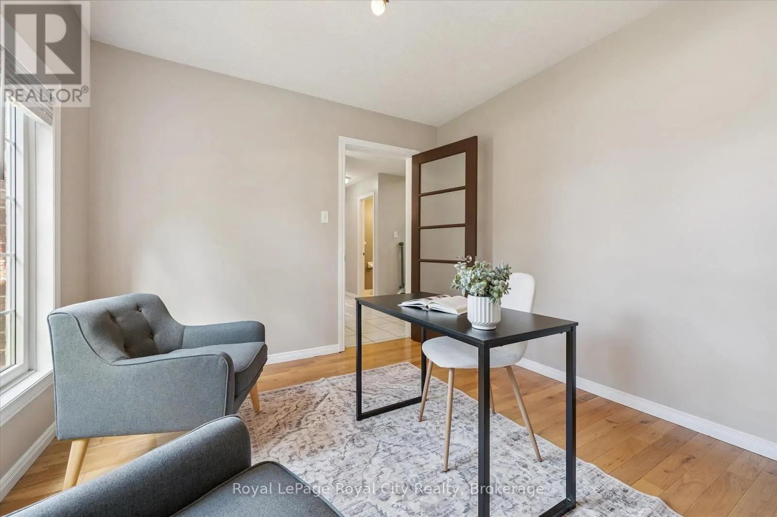 27 OAKRIDGE CRESCENT