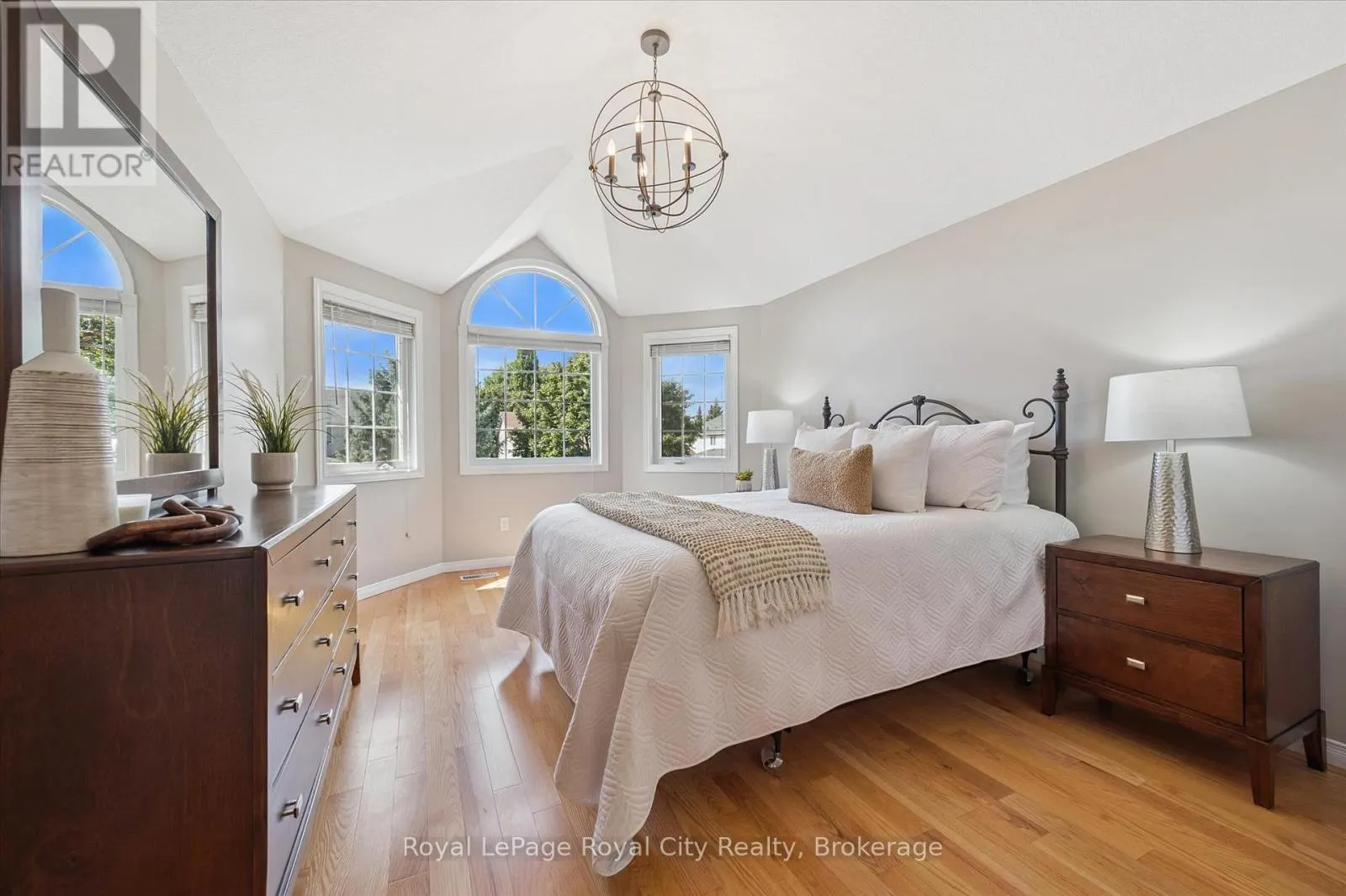 27 OAKRIDGE CRESCENT