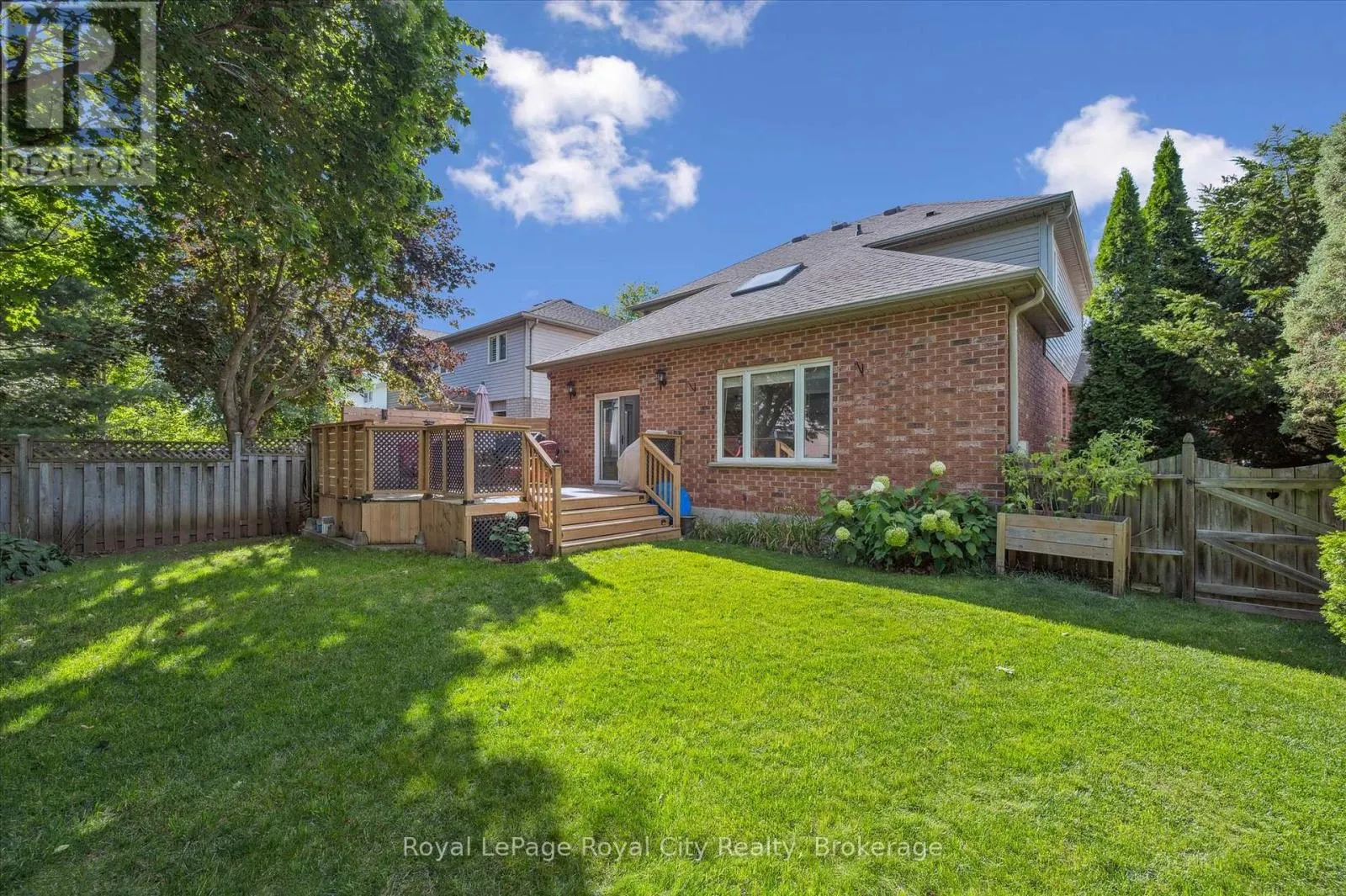 27 OAKRIDGE CRESCENT
