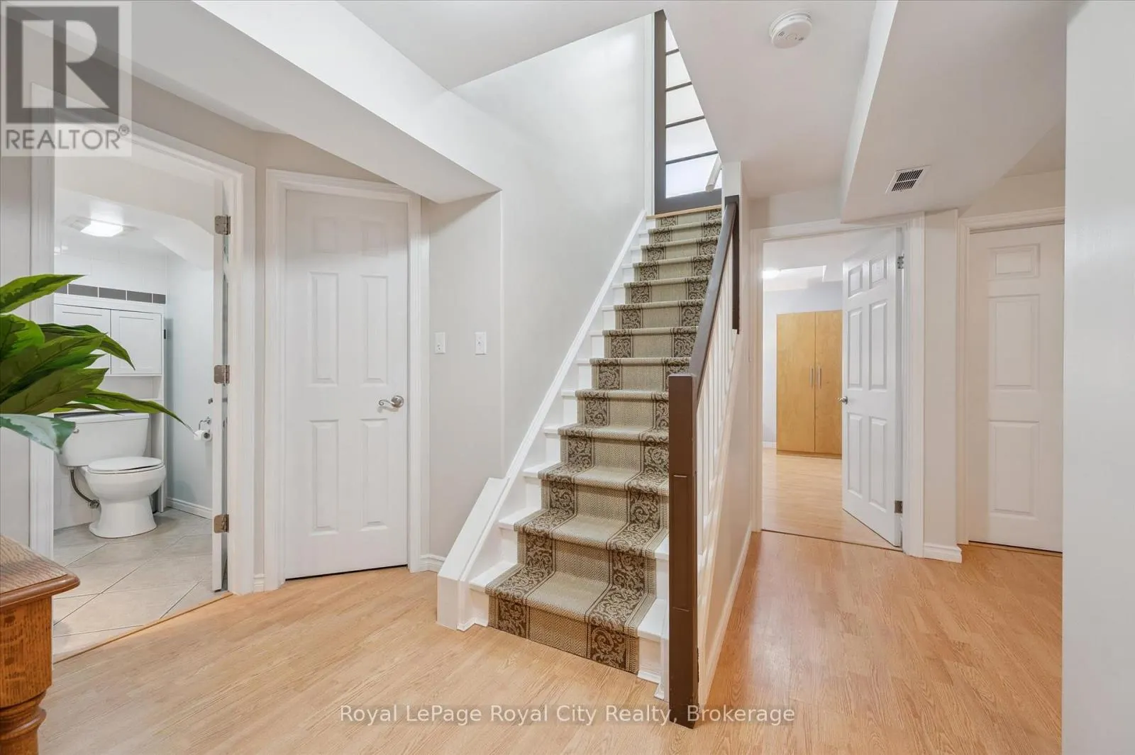 27 OAKRIDGE CRESCENT