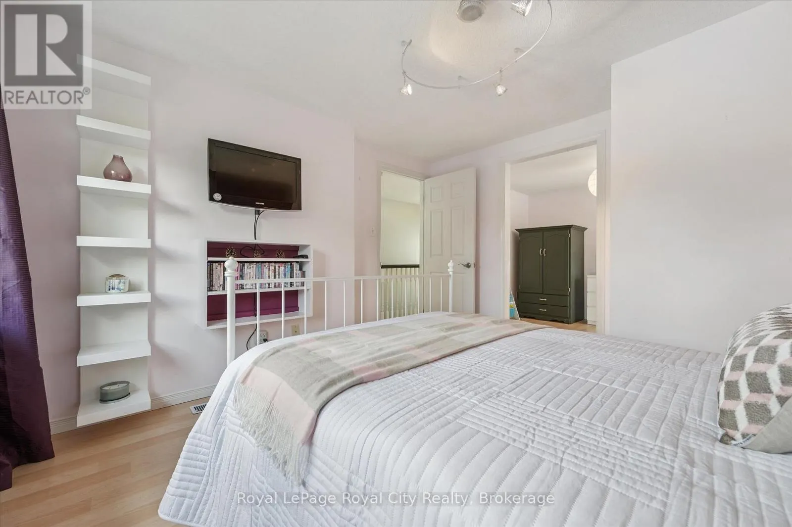 27 OAKRIDGE CRESCENT