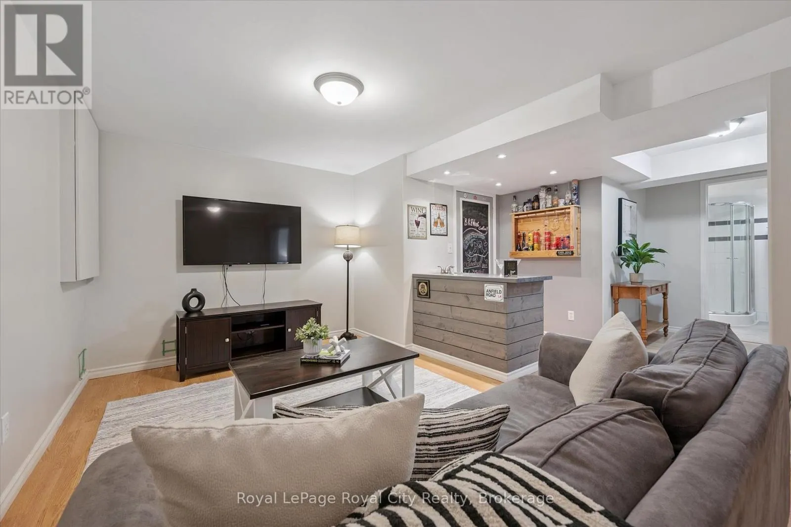 27 OAKRIDGE CRESCENT